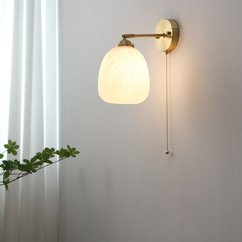 Wandleuchte mit gerippter, plissierter Zugkette