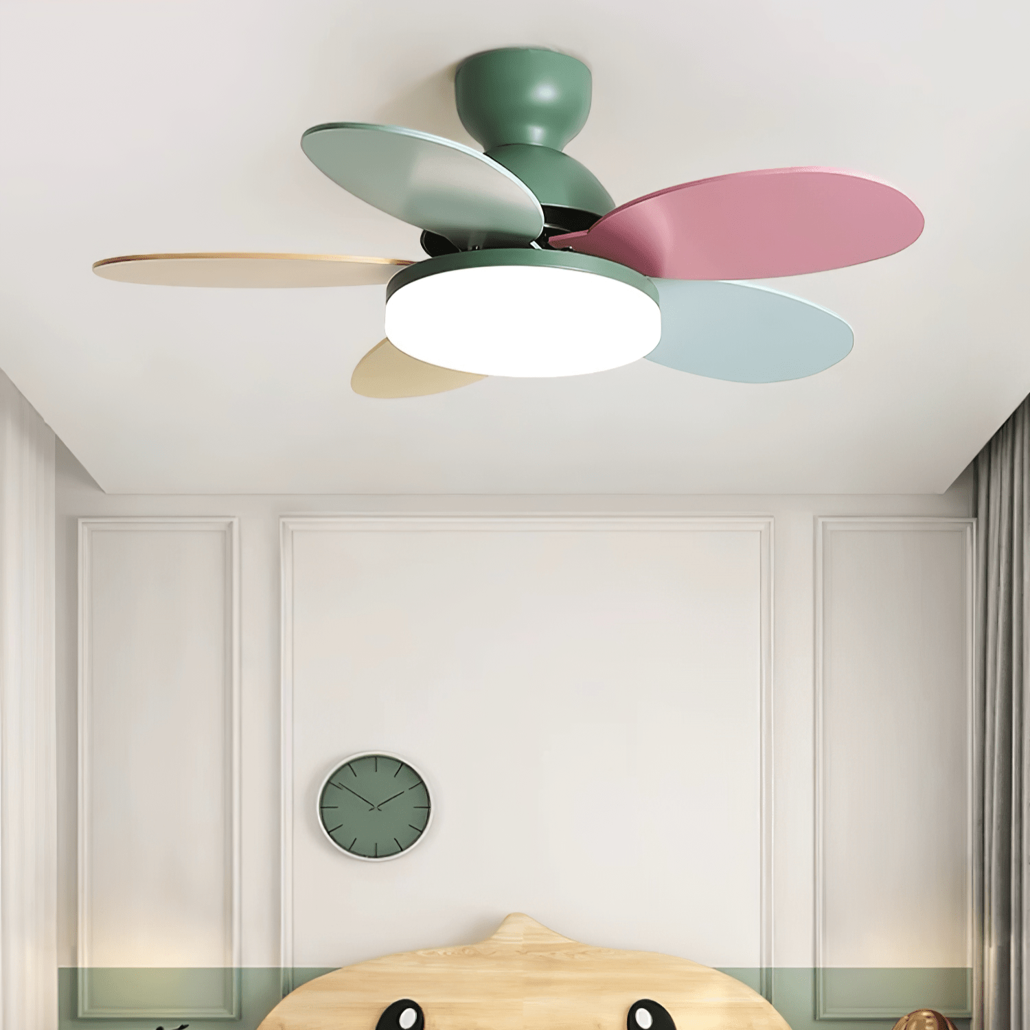 LED Deckenventilator mit blütenblattförmigen Flügeln