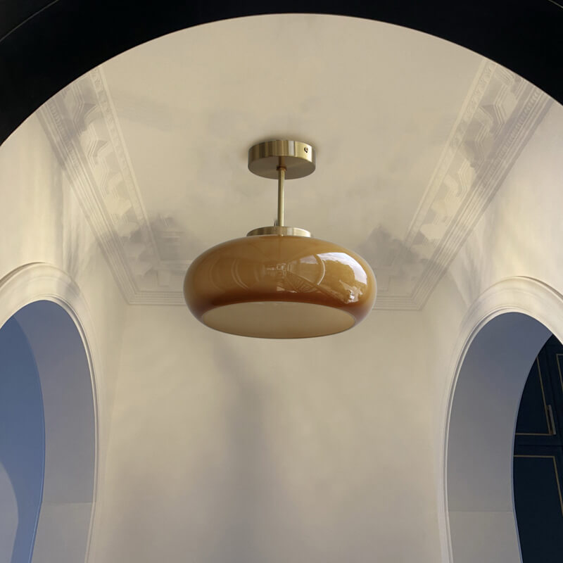 Pendelleuchte mit gelbem Glasschirm