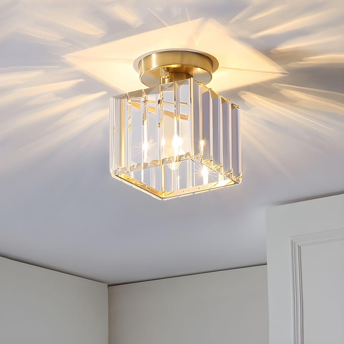 Deckenleuchte mit Messingkorpus und Kristallschirm | LED