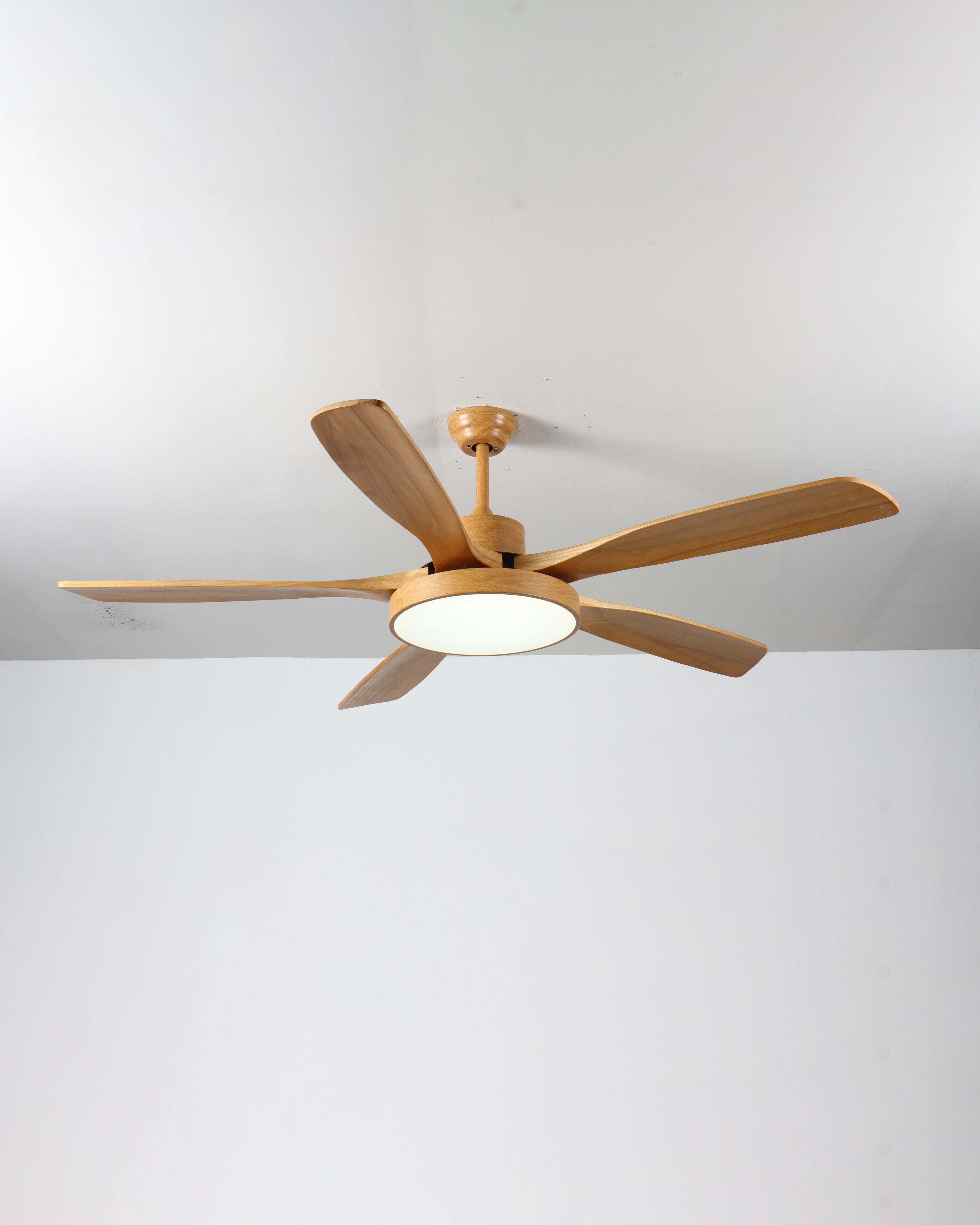 LED-Deckenleuchte mit umschaltbarem Ventilator