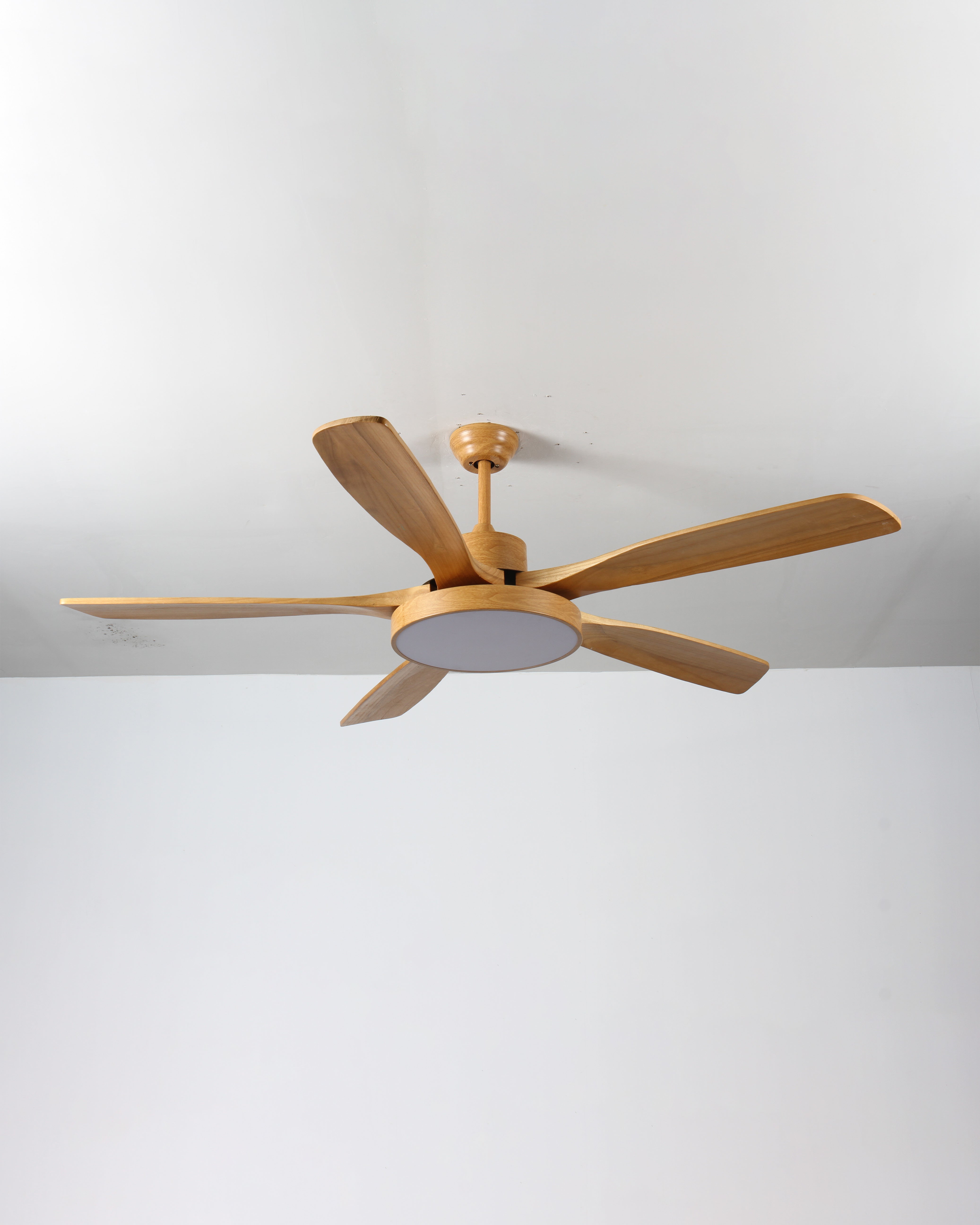 LED-Deckenleuchte mit umschaltbarem Ventilator