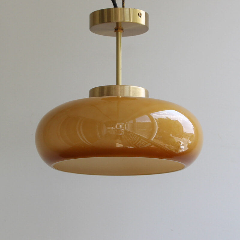 Pendelleuchte mit gelbem Glasschirm