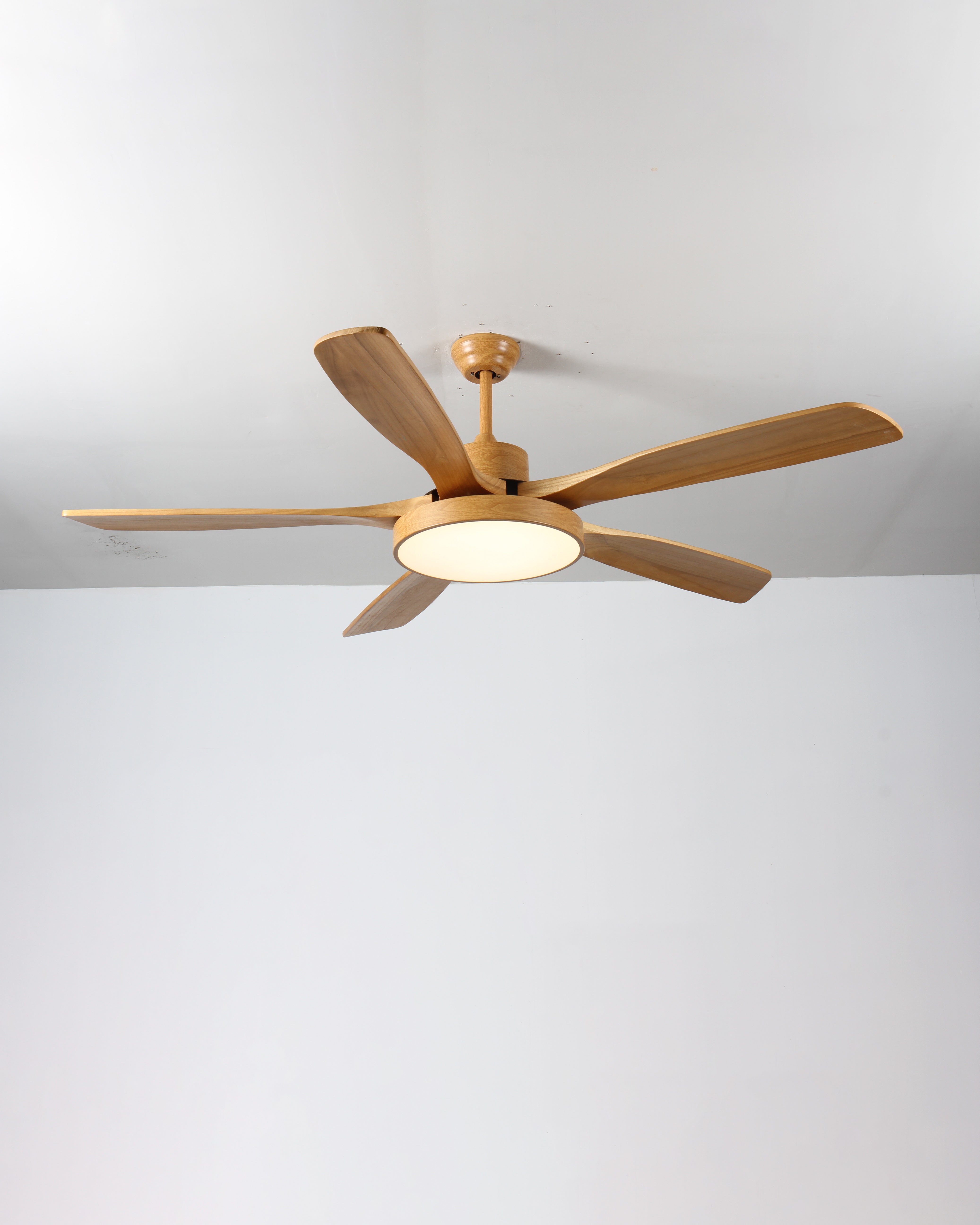 LED-Deckenleuchte mit umschaltbarem Ventilator