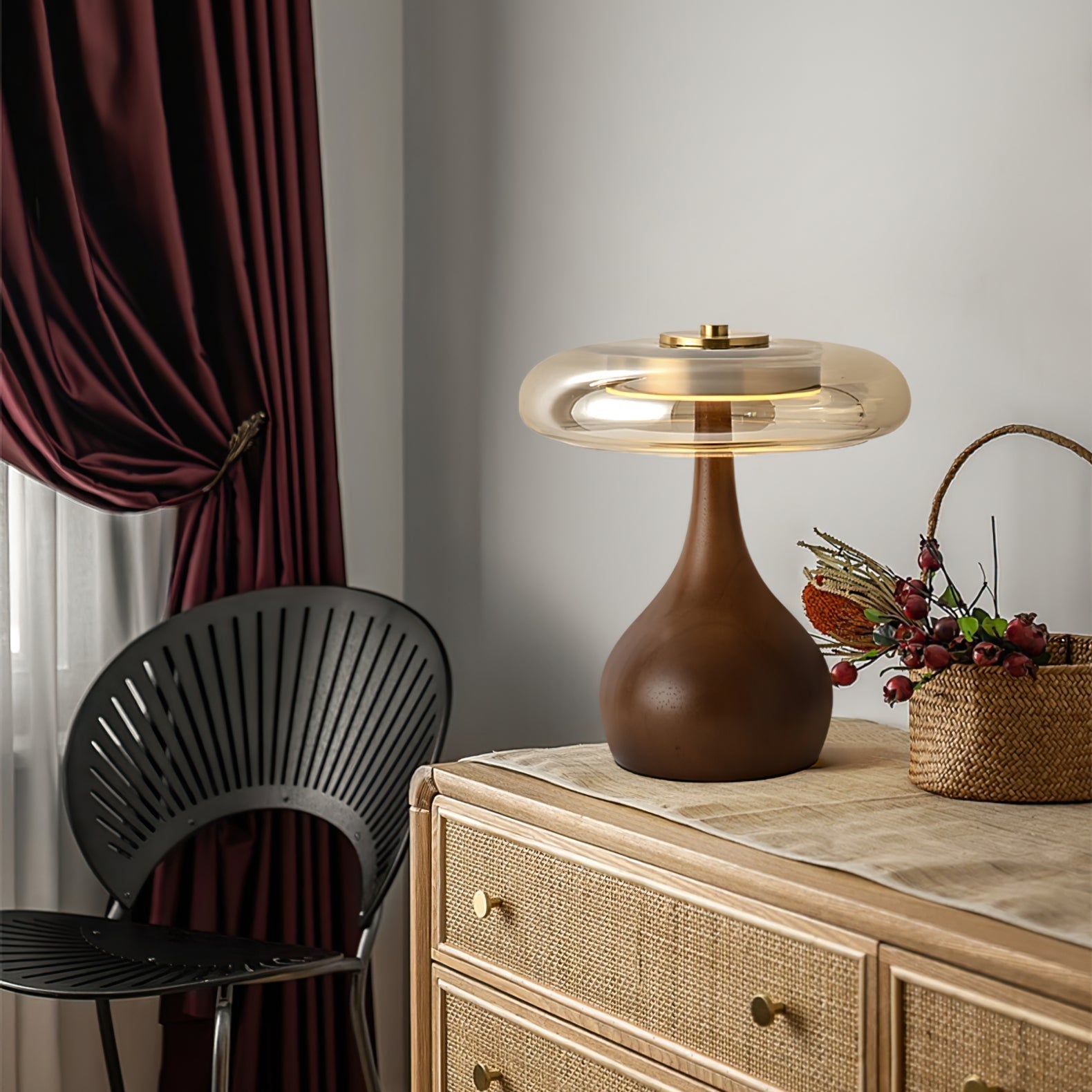 Tropfenförmige Tischlampe mit Glasdome