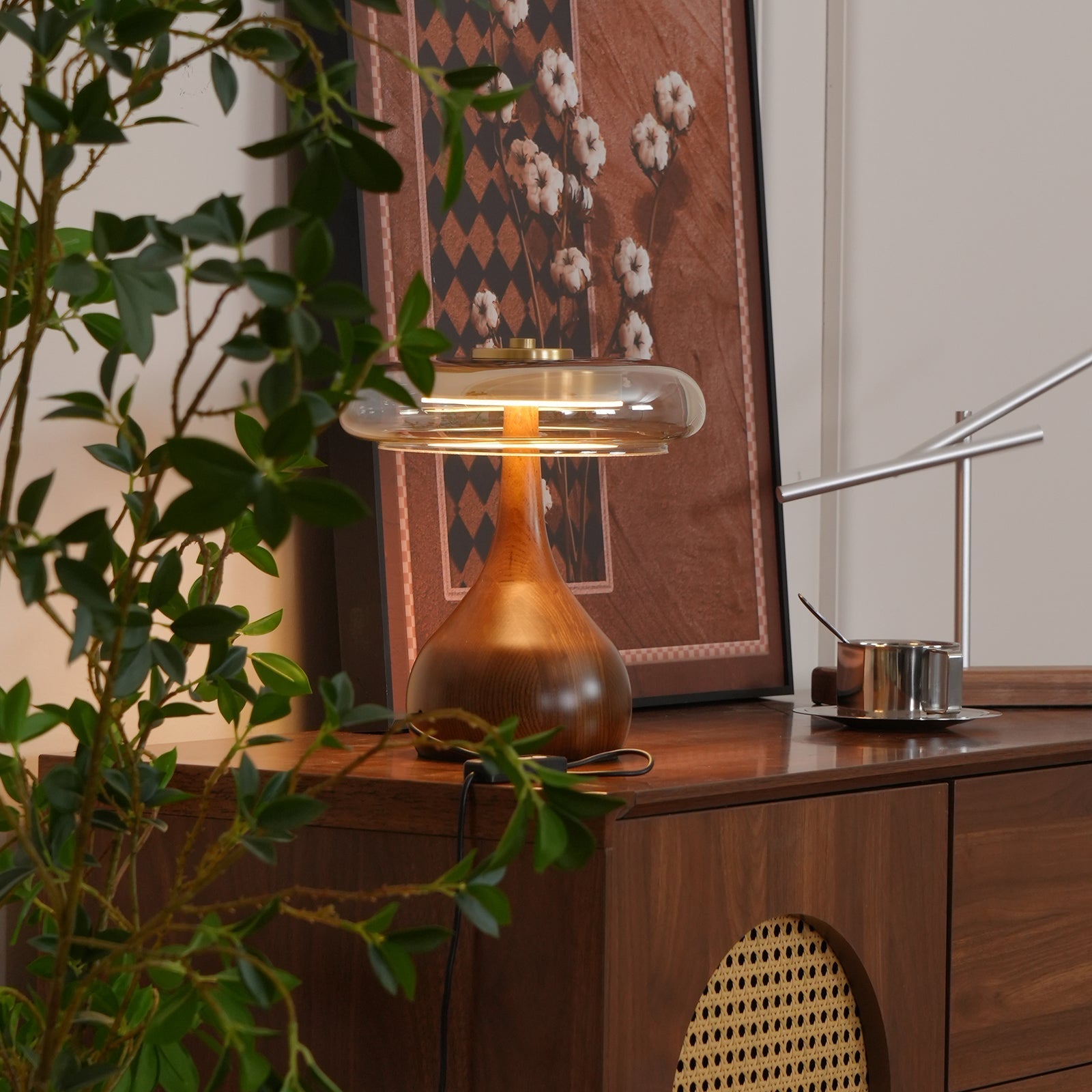 Tropfenförmige Tischlampe mit Glasdome