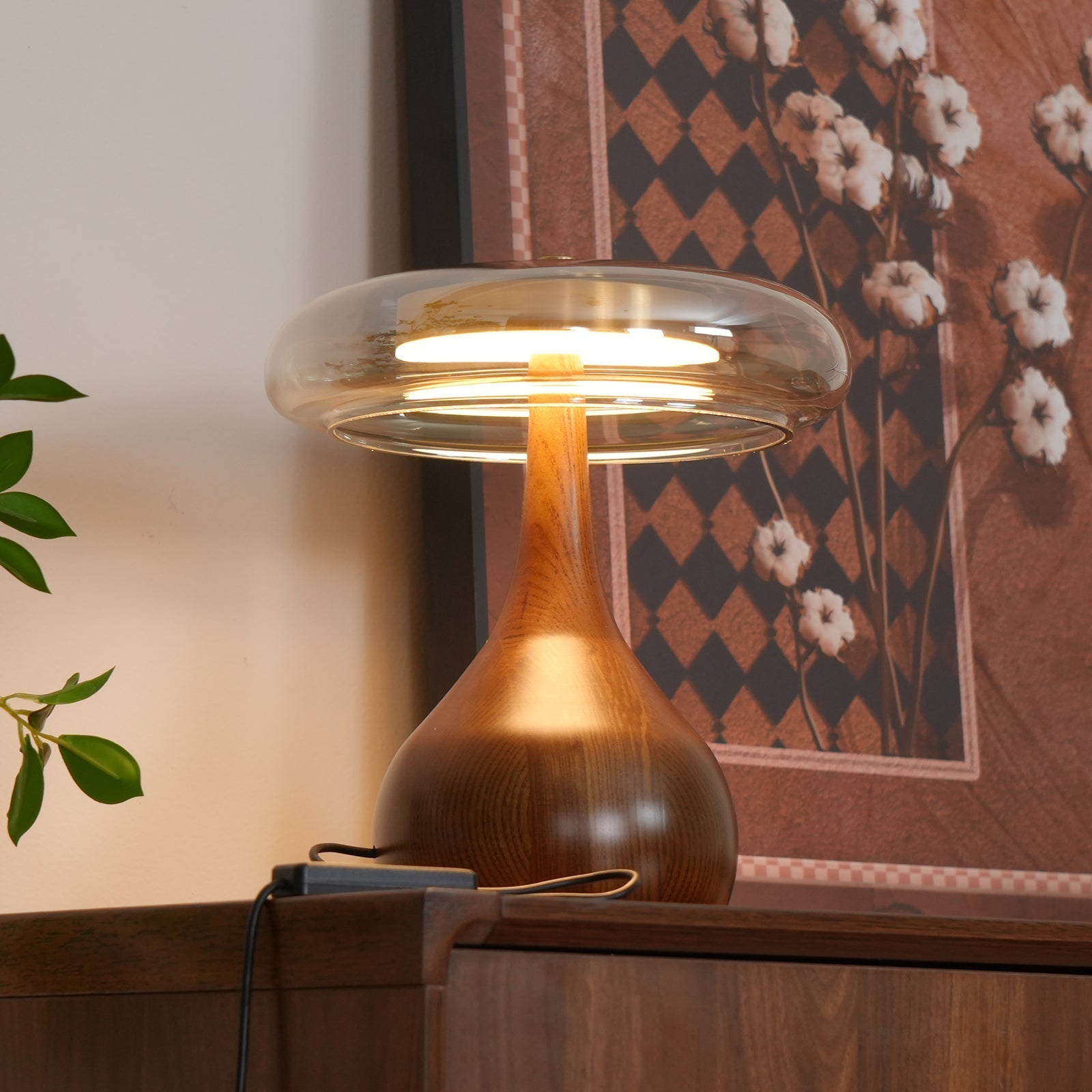 Tropfenförmige Tischlampe mit Glasdome