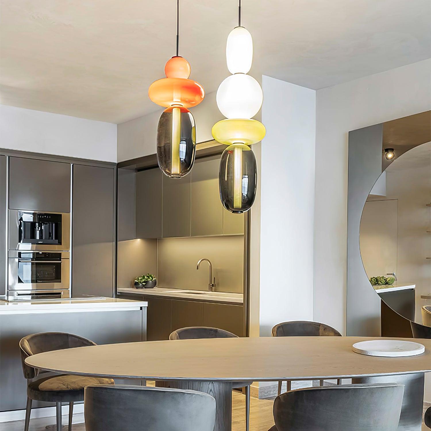 Hängelampe aus Glas mit farbenfrohen Elementen