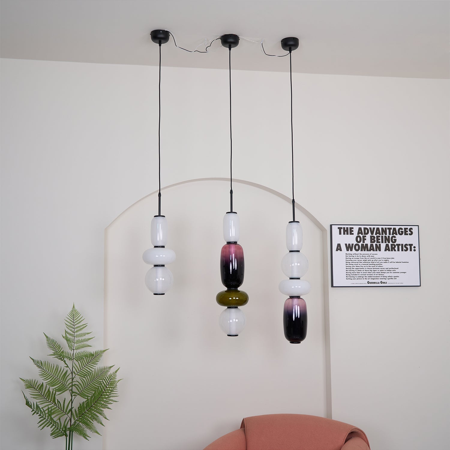 Hängelampe aus Glas mit farbenfrohen Elementen