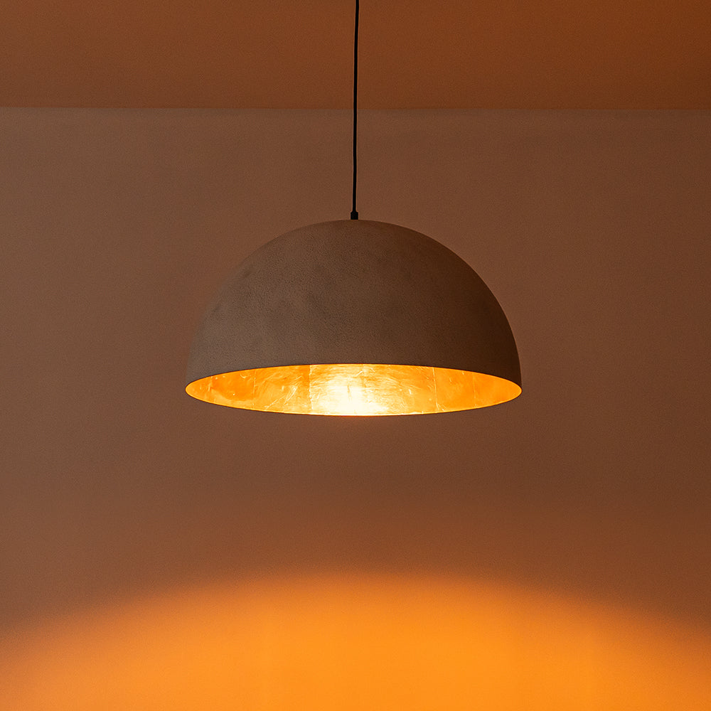 Pendelleuchte mit Metallkuppelschirm