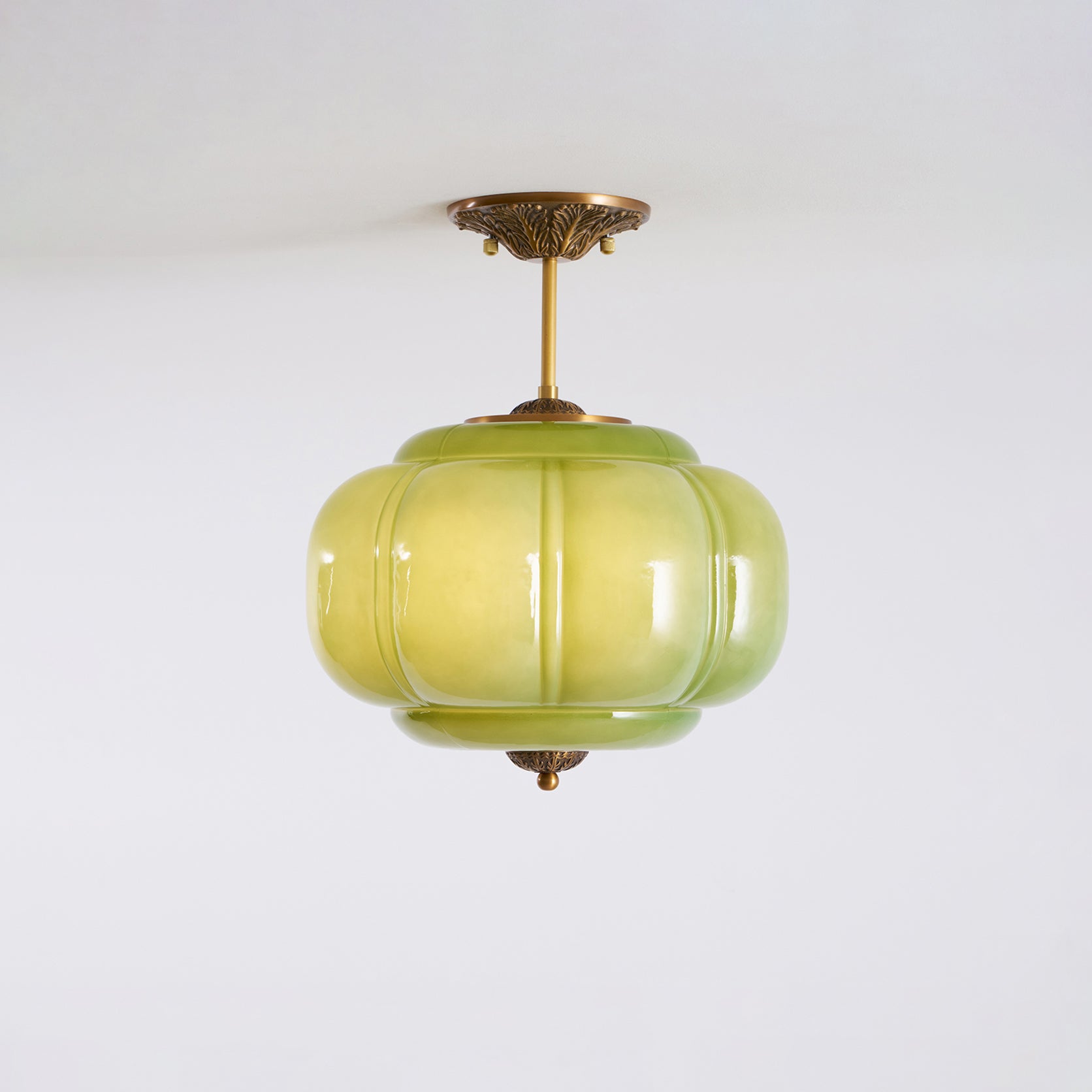 Glas-Deckenlampe mit Messingbeschlägen
