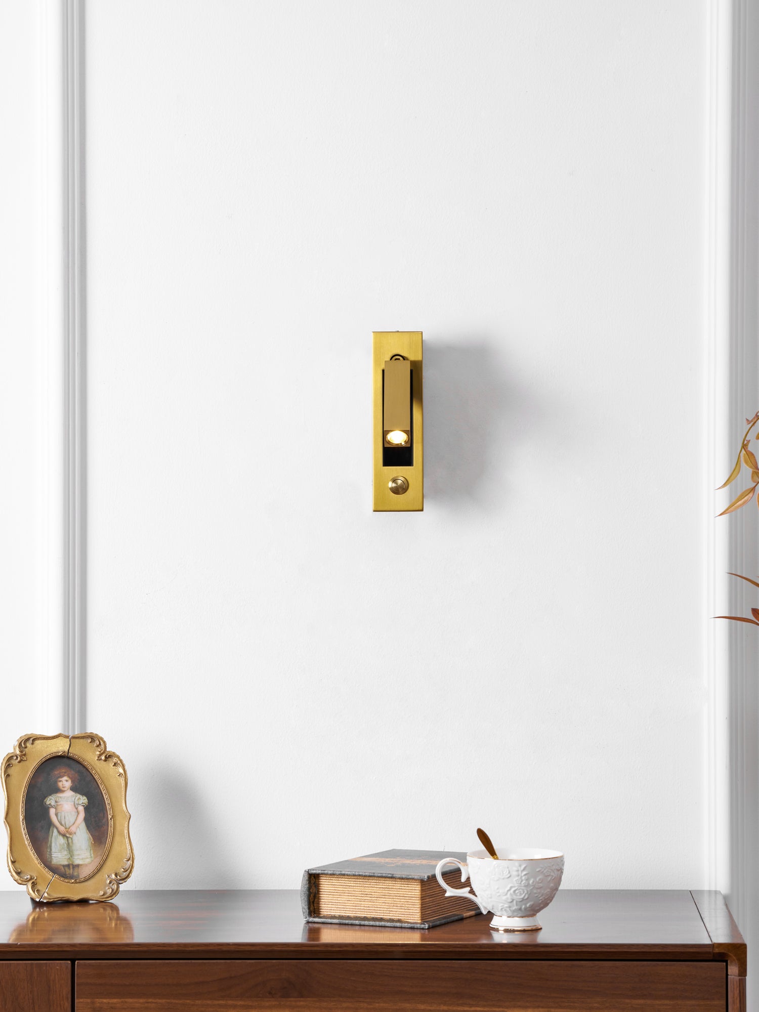 Wandmontierte Nachttischleuchte mit integrierter LED