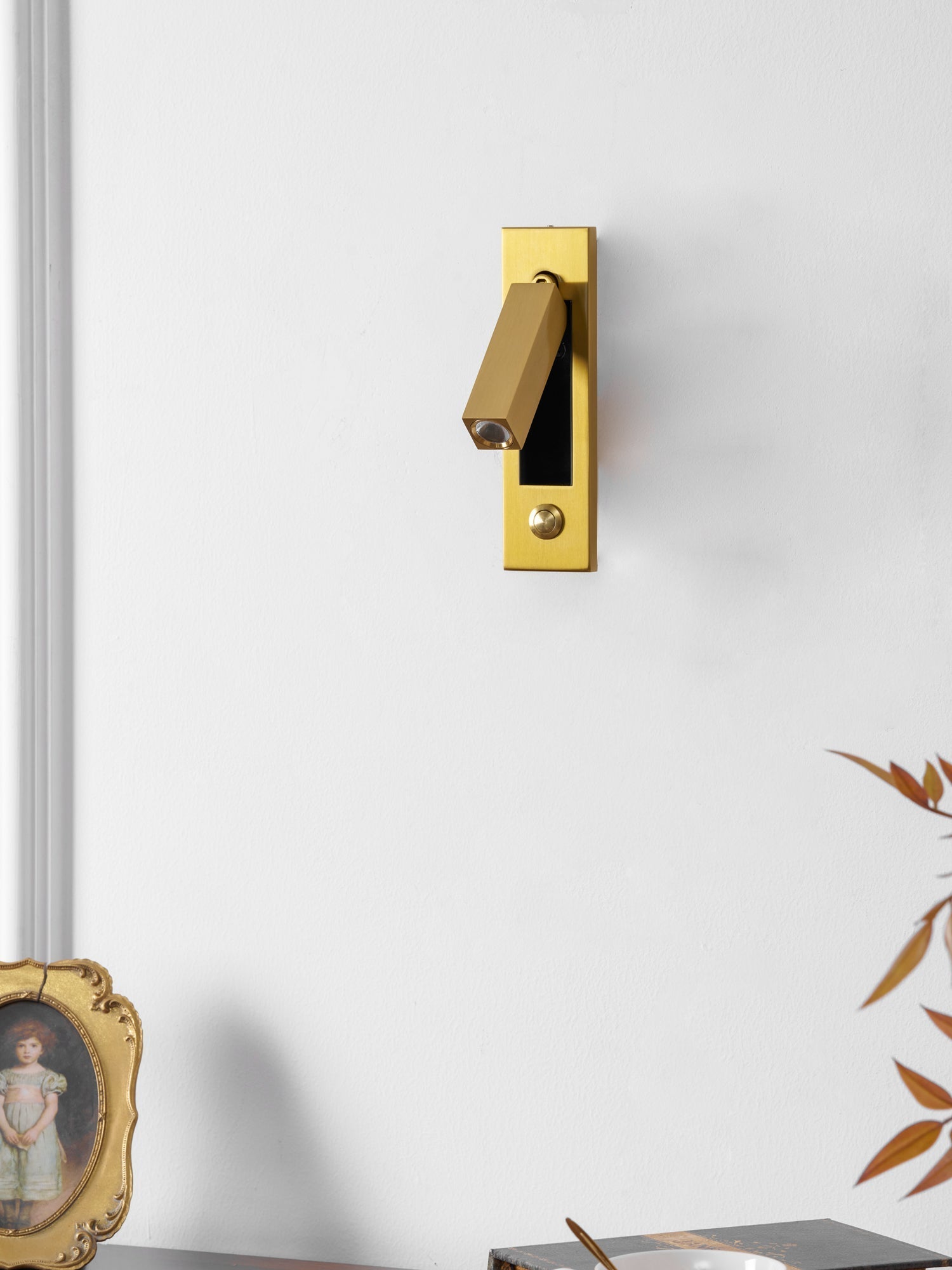 Wandmontierte Nachttischleuchte mit integrierter LED