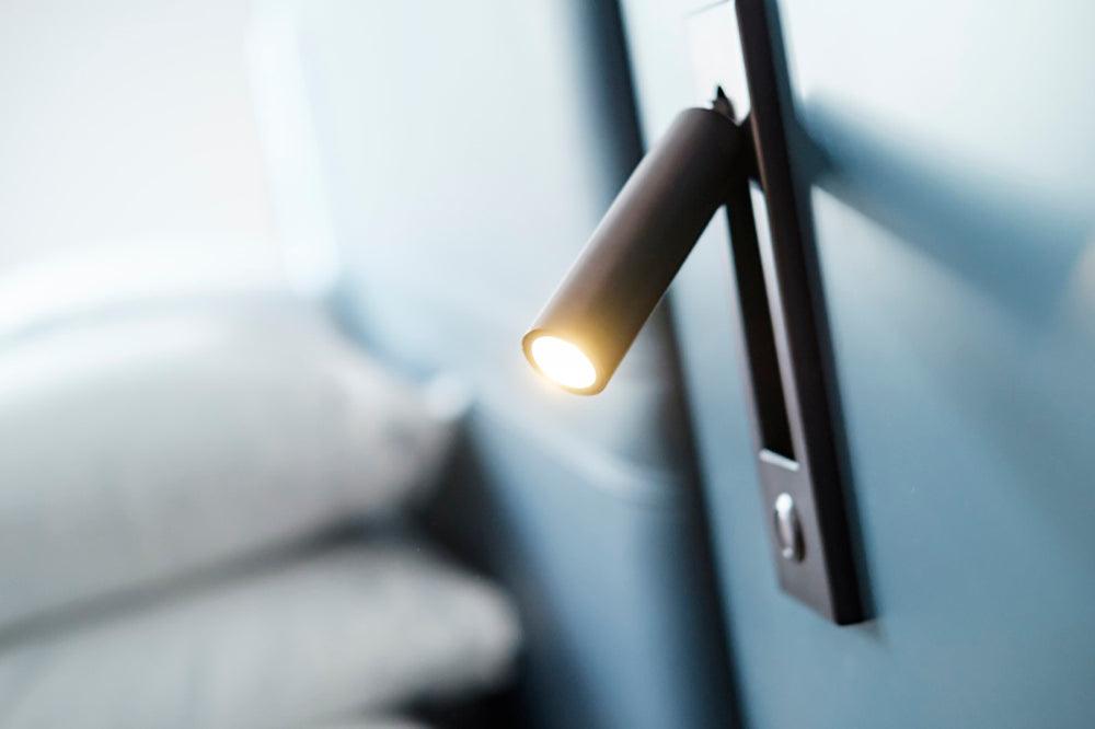 Wandmontierte Nachttischleuchte mit integrierter LED