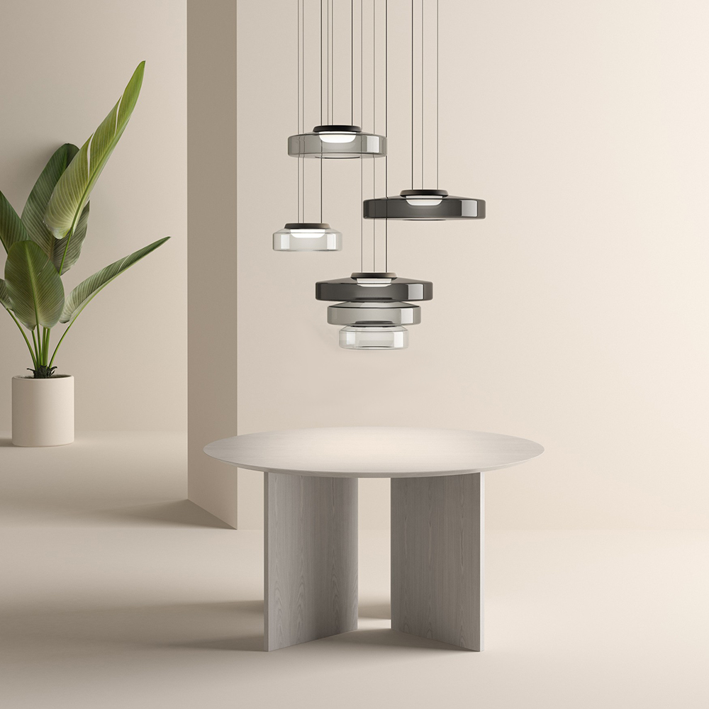 Deckenpendelleuchte mit gestaffelten Glasschirmen