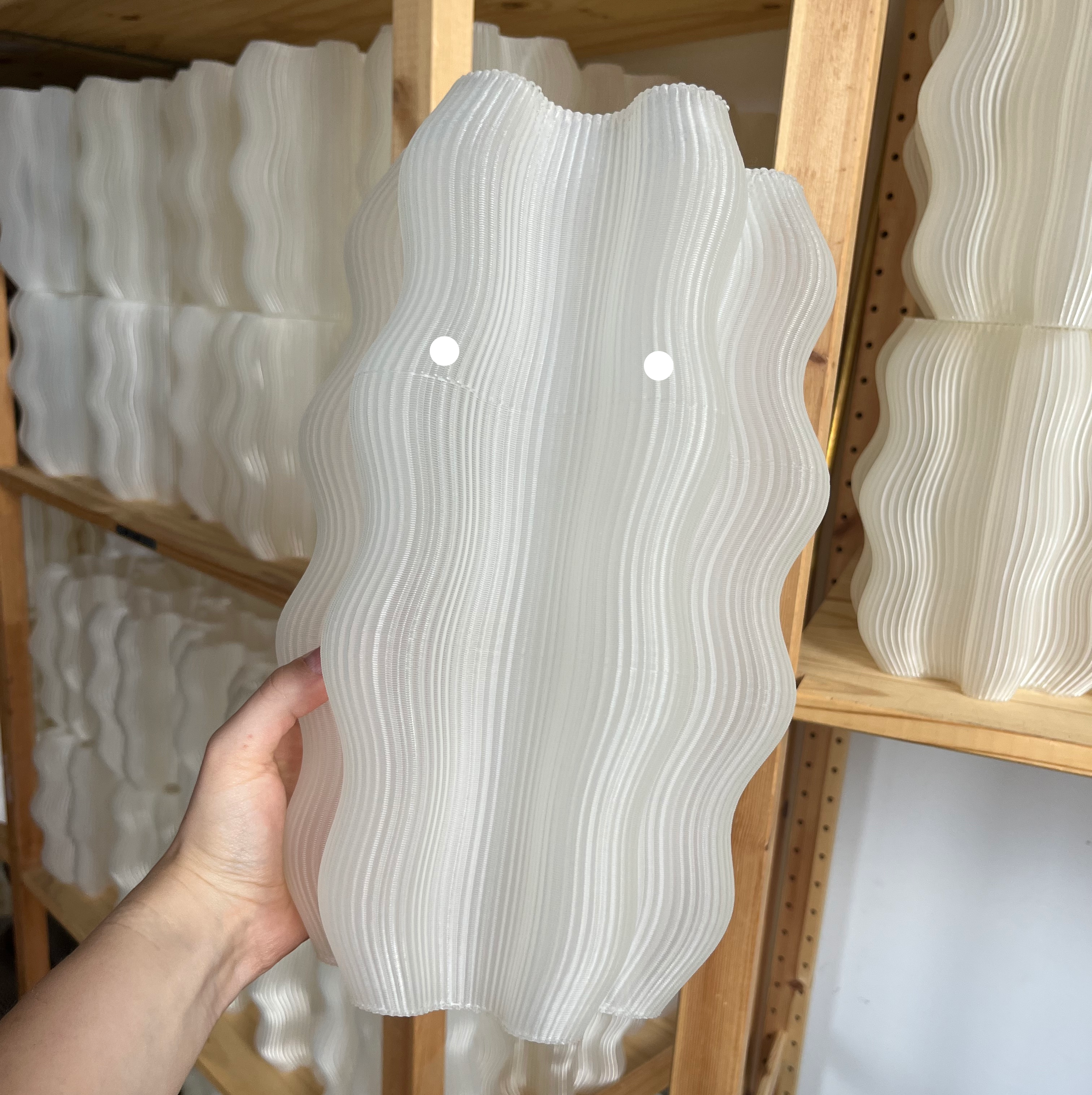 Wellenförmige Tischlampe