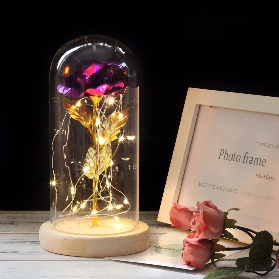 Tischlampe mit konservierter Rosenfigur