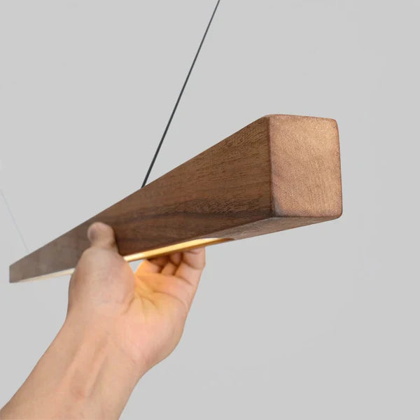 Lineare Pendelleuchte aus Holz