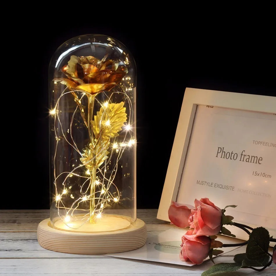 Tischlampe mit konservierter Rosenfigur