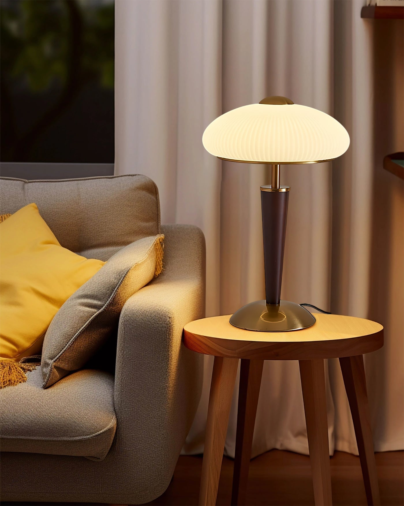 Tischlampe mit Schirm