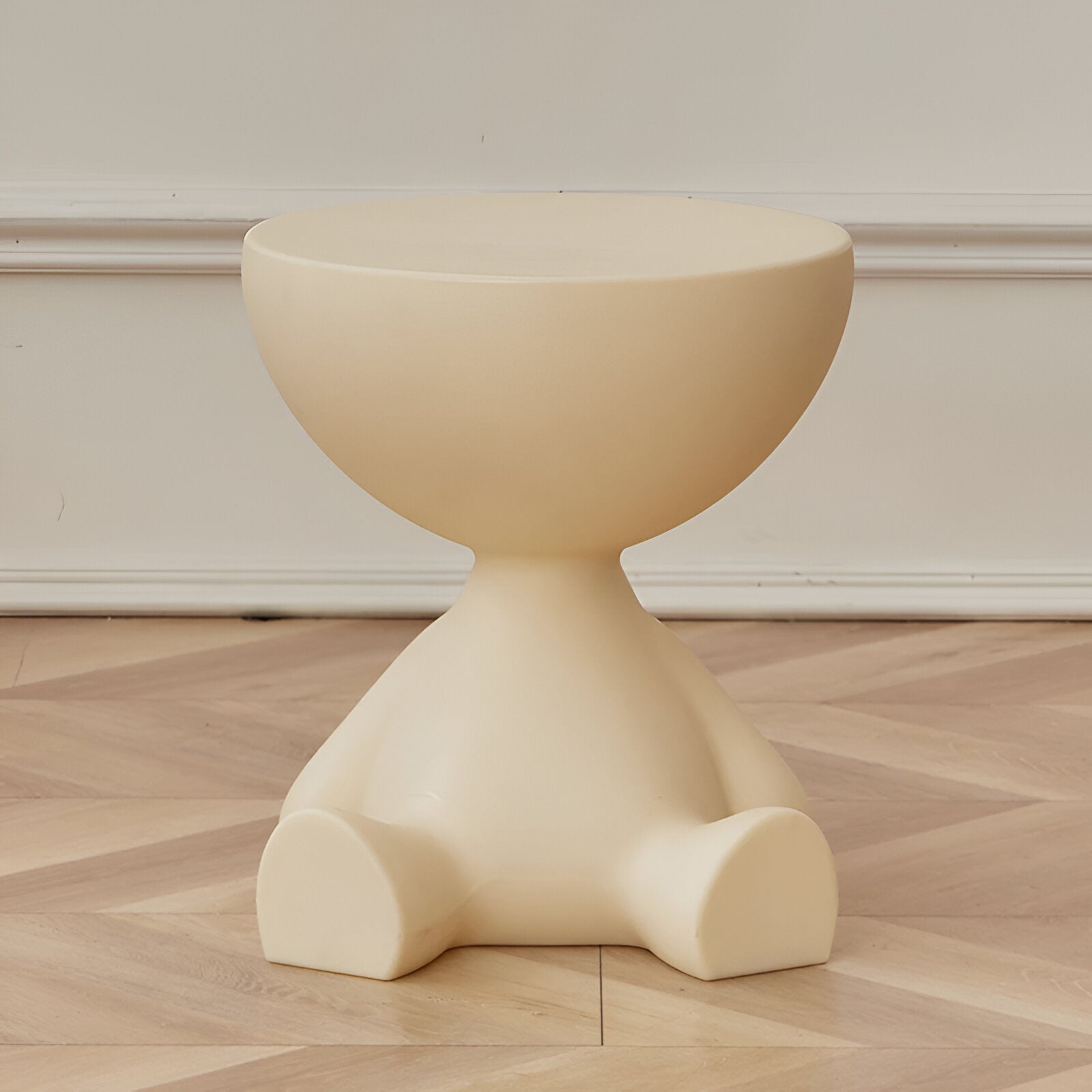 Sitzende Figur Beistelltisch