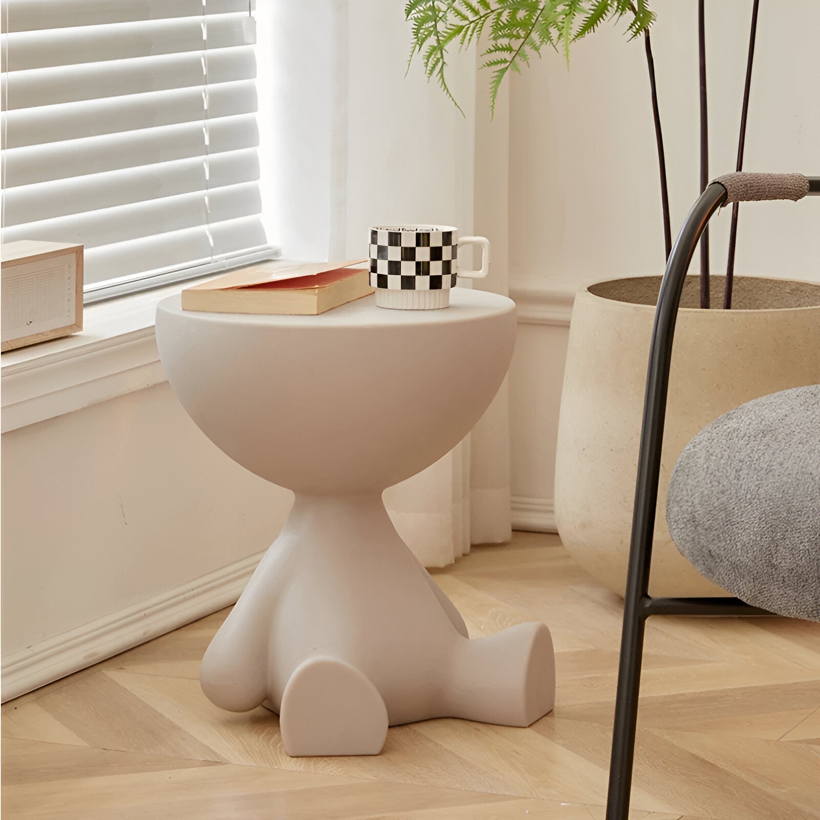 Sitzende Figur Beistelltisch