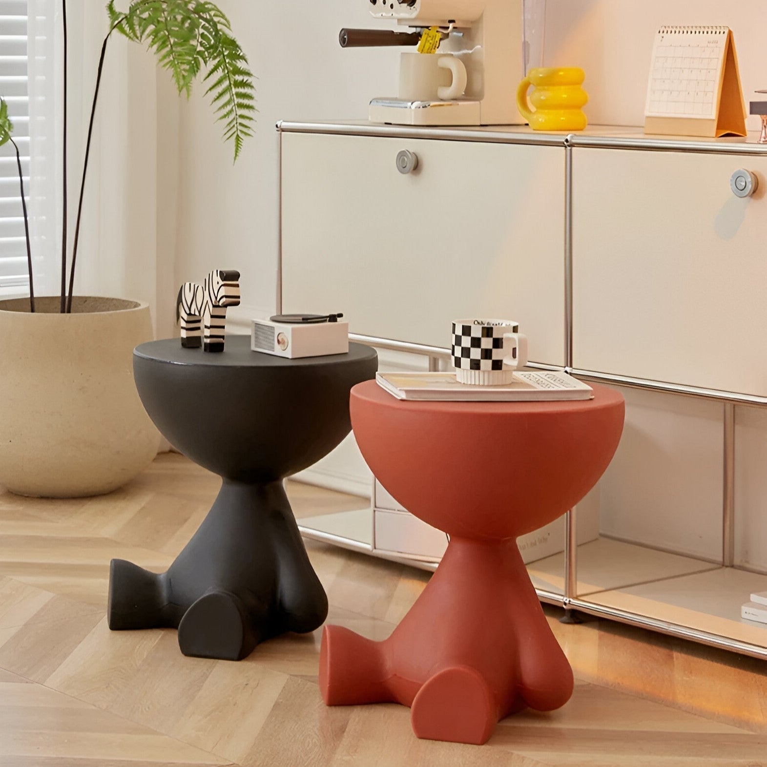Sitzende Figur Beistelltisch