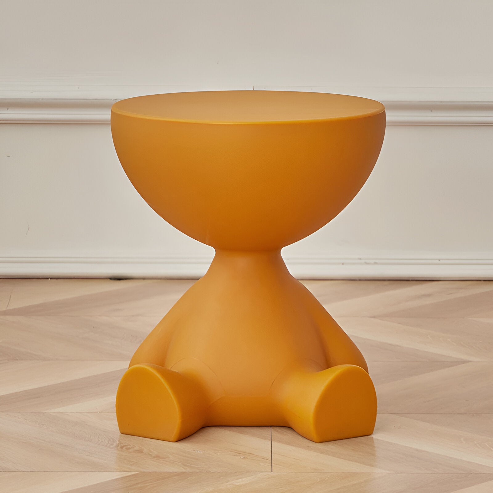 Sitzende Figur Beistelltisch