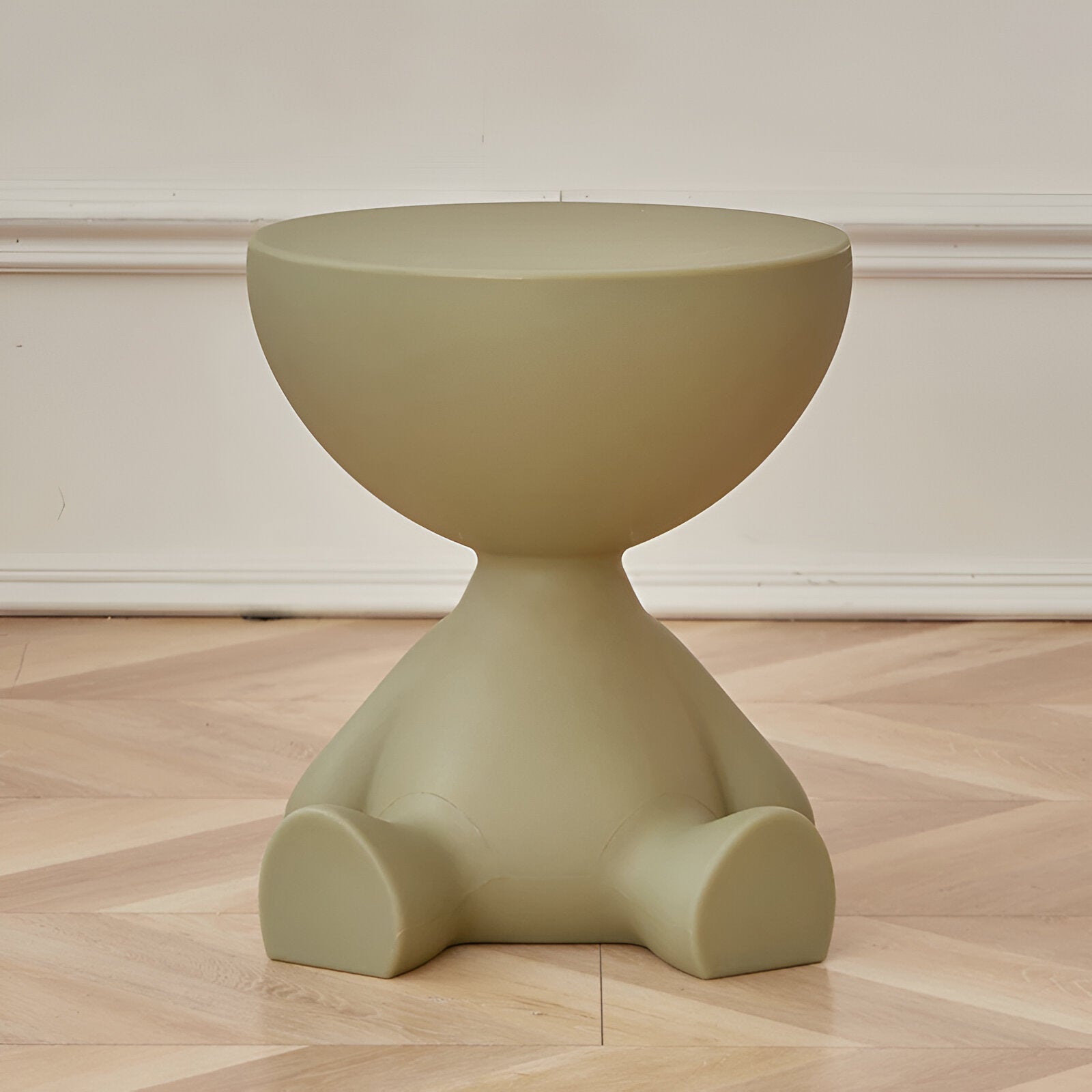 Sitzende Figur Beistelltisch