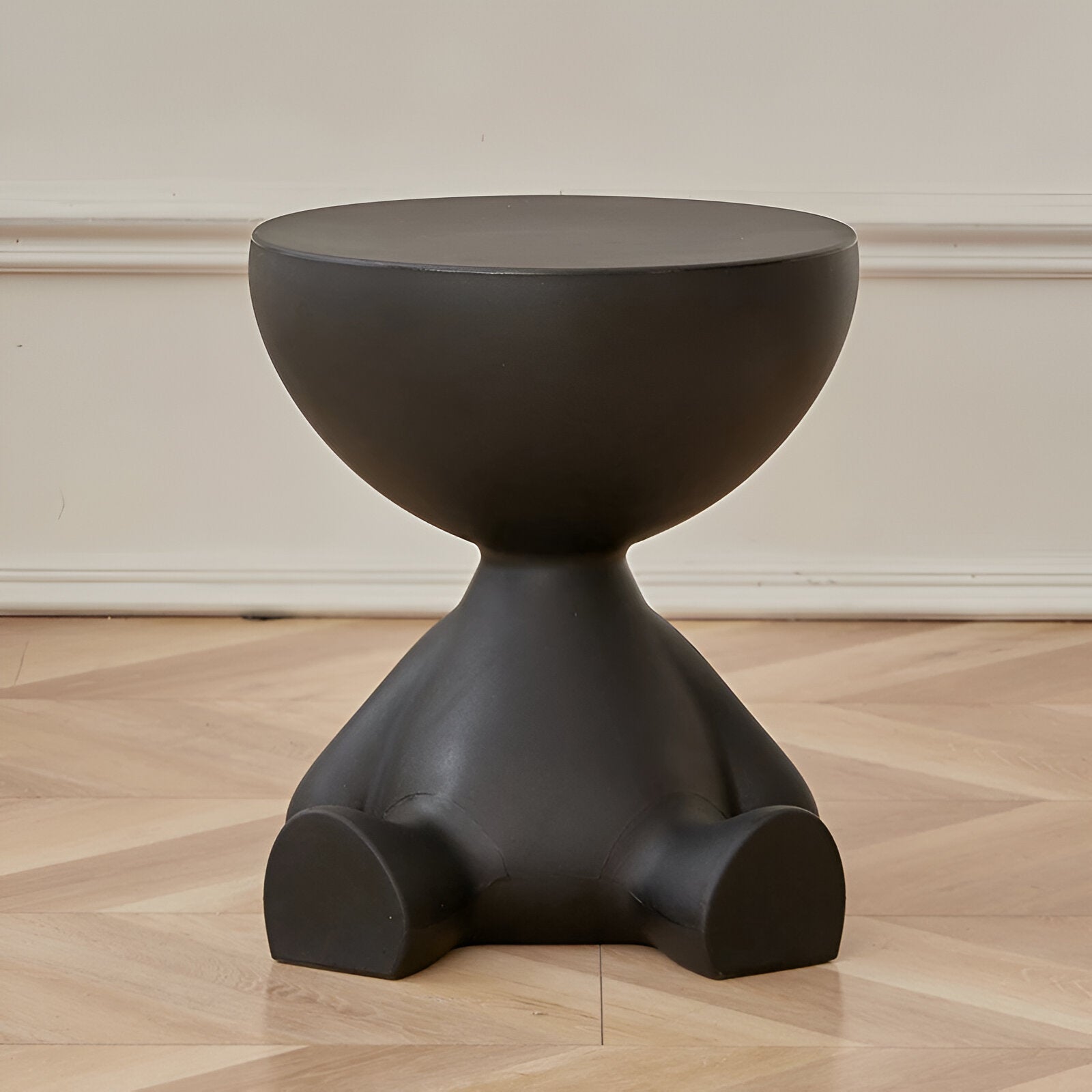Sitzende Figur Beistelltisch