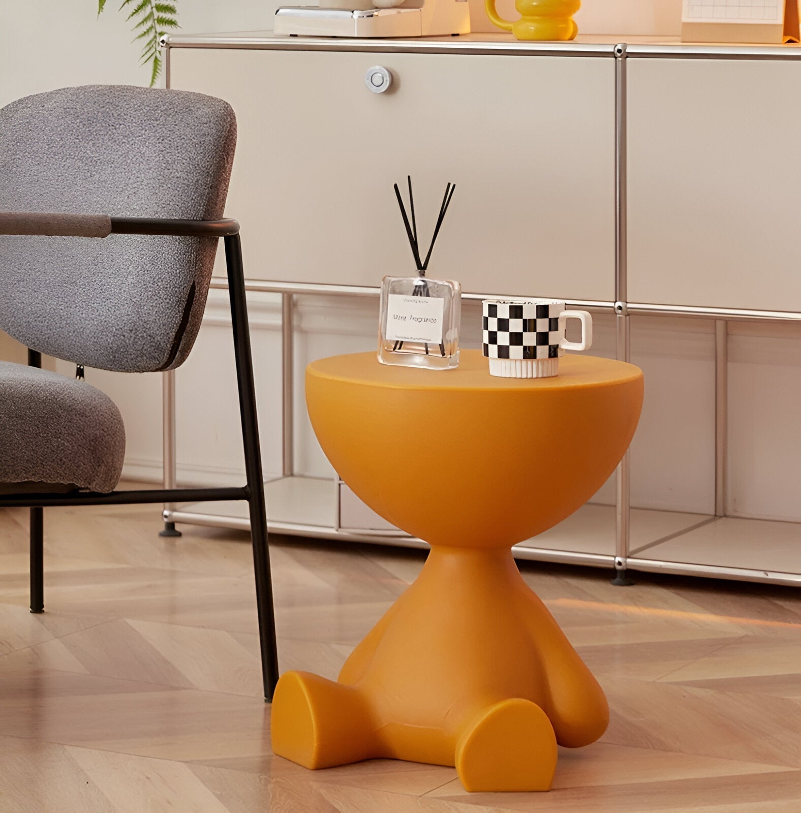 Sitzende Figur Beistelltisch