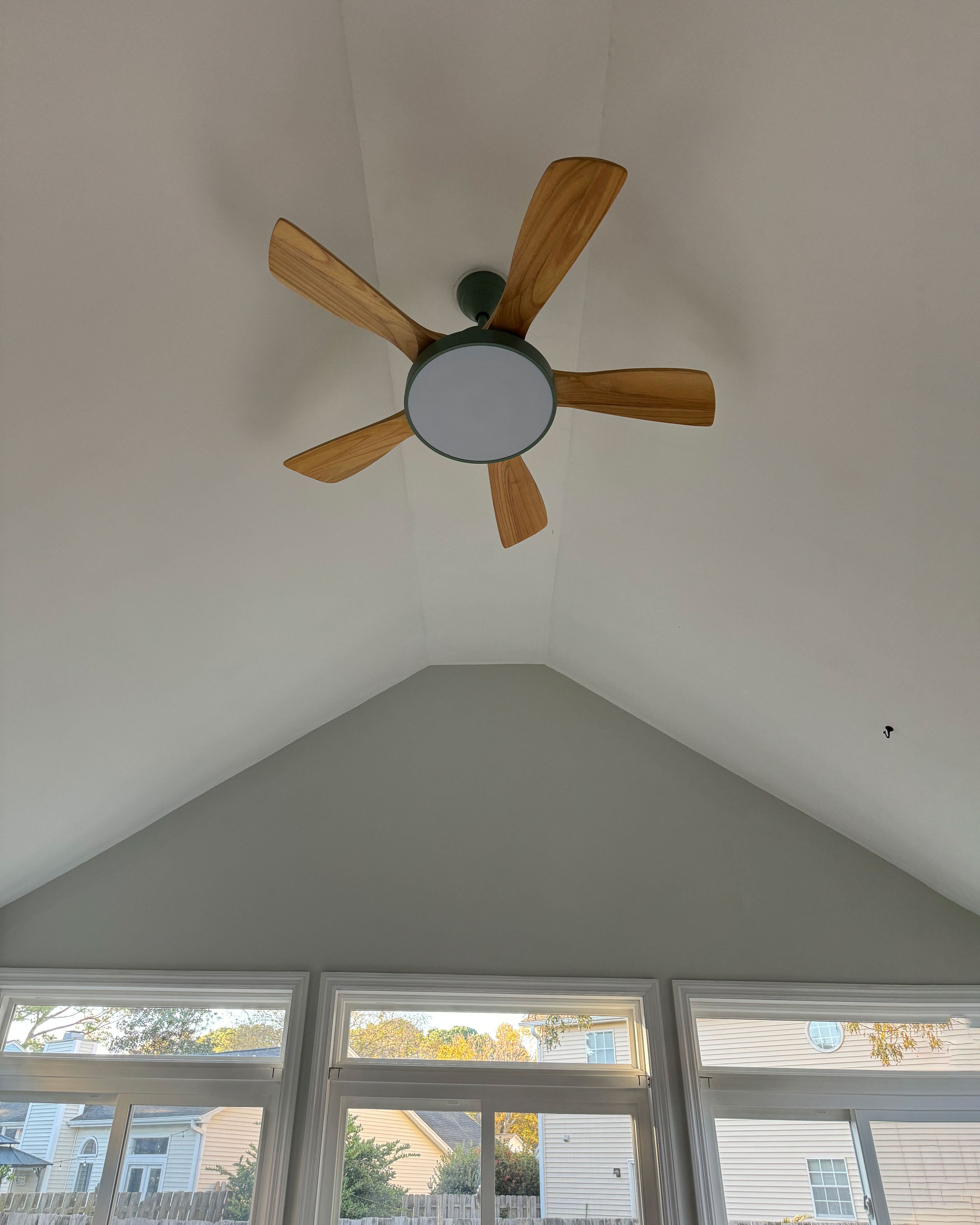 LED-Deckenleuchte mit umschaltbarem Ventilator