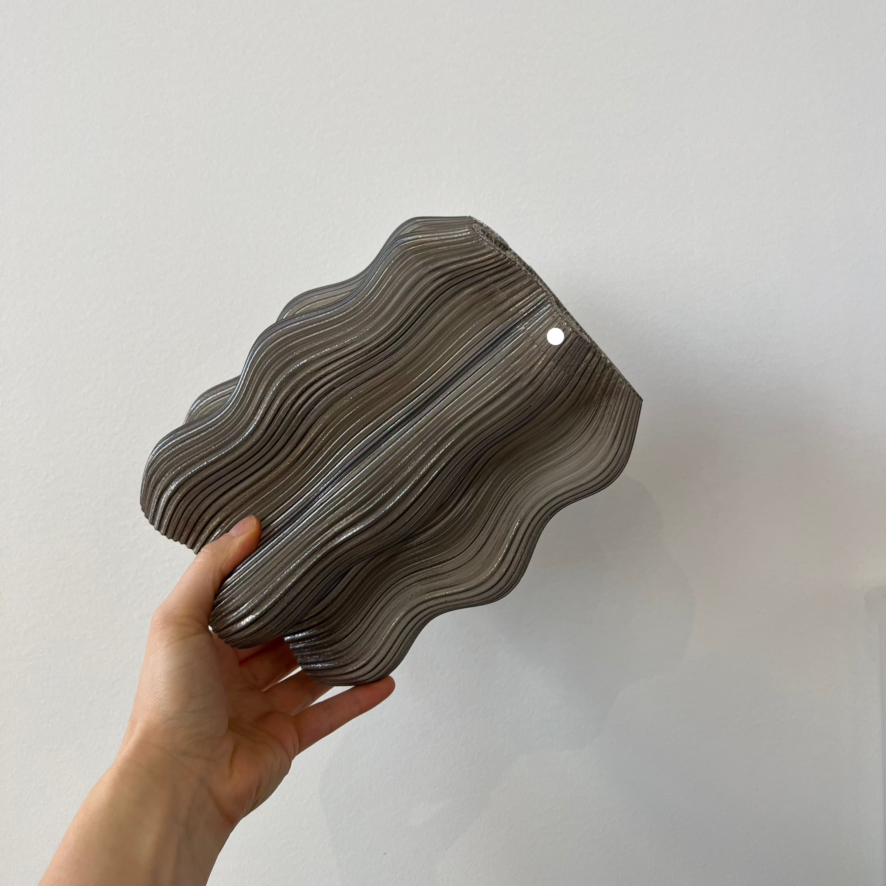 Wellenförmige Tischlampe