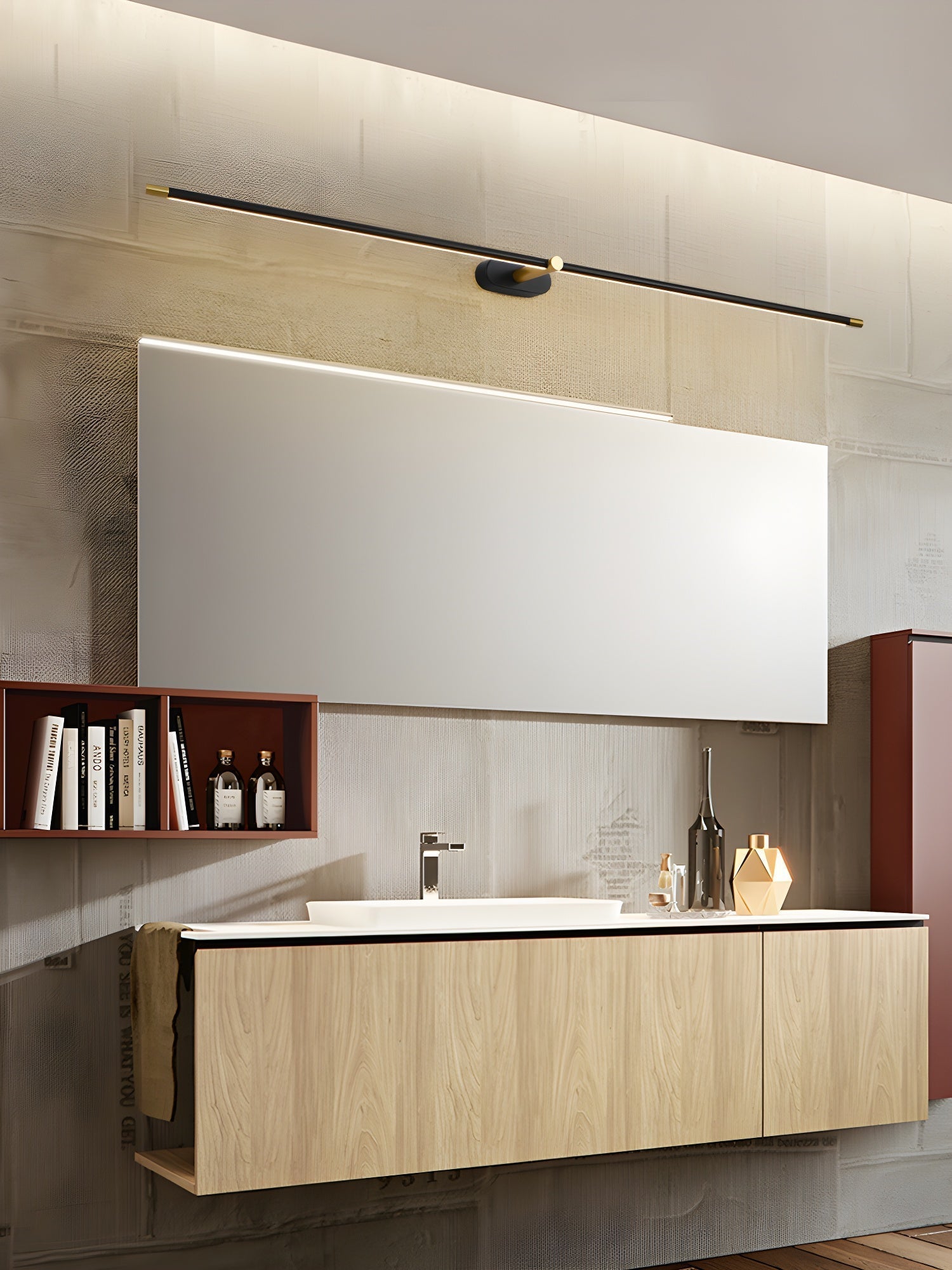 Wandleuchte in Stabform mit Metalldetails