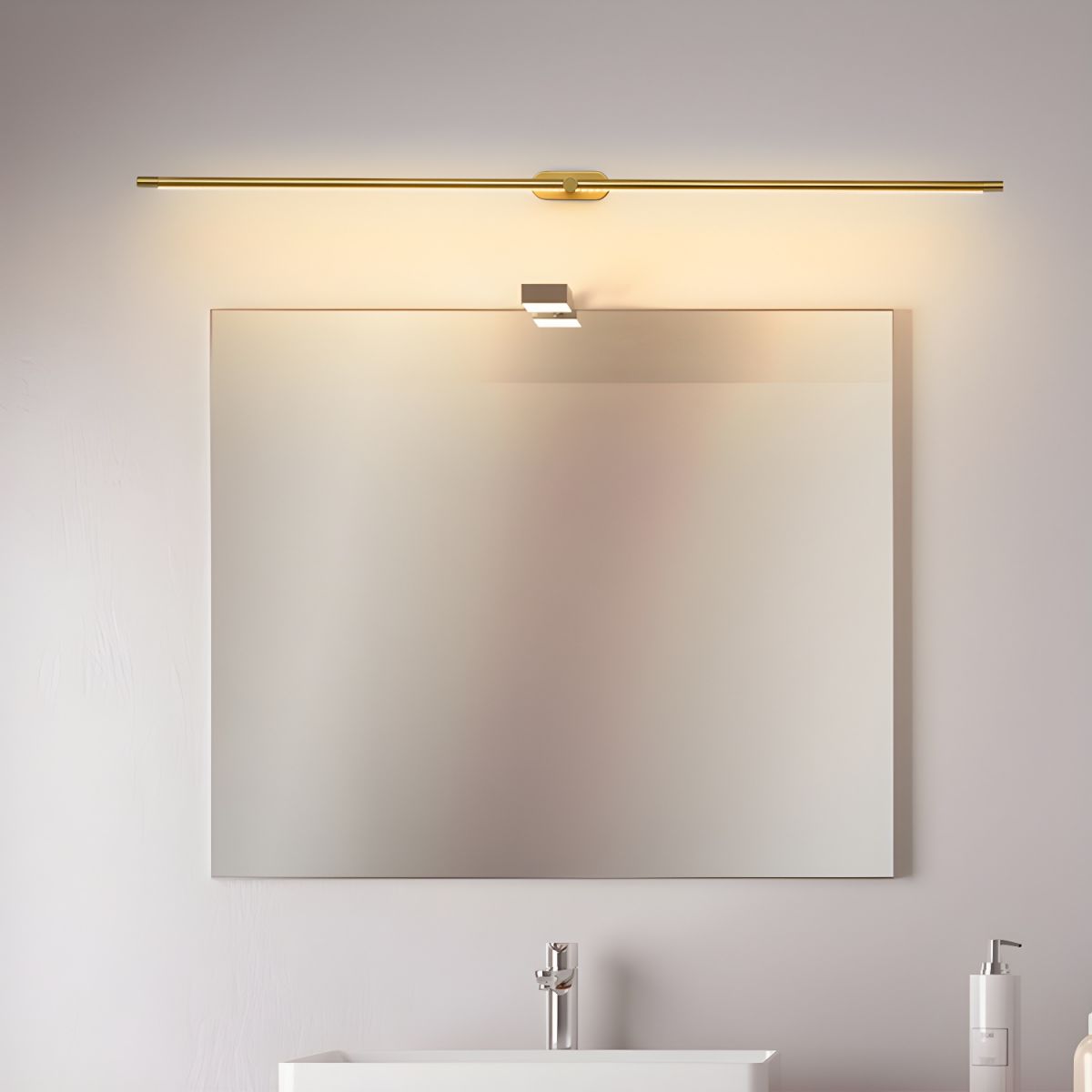 Wandleuchte in Stabform mit Metalldetails