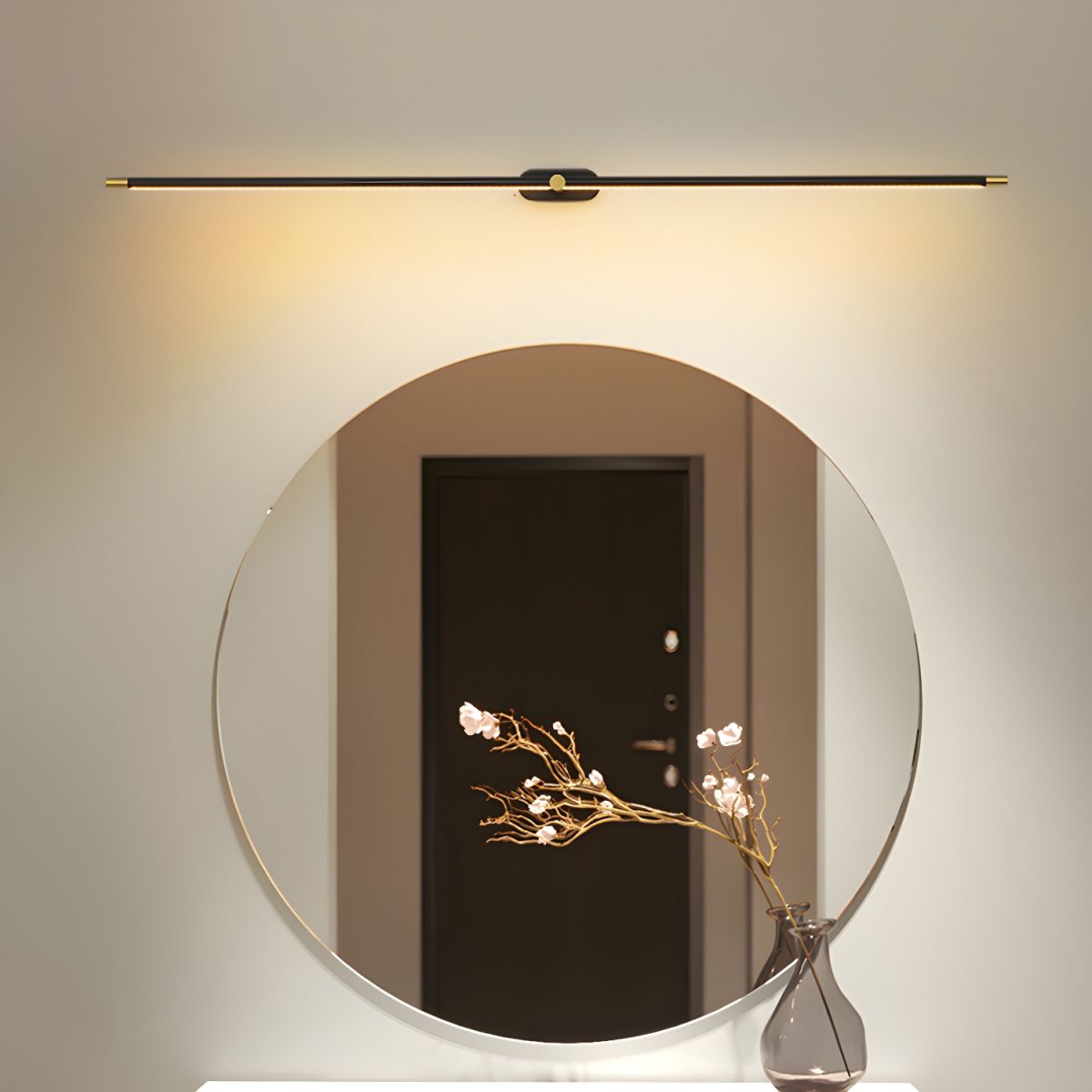Wandleuchte in Stabform mit Metalldetails