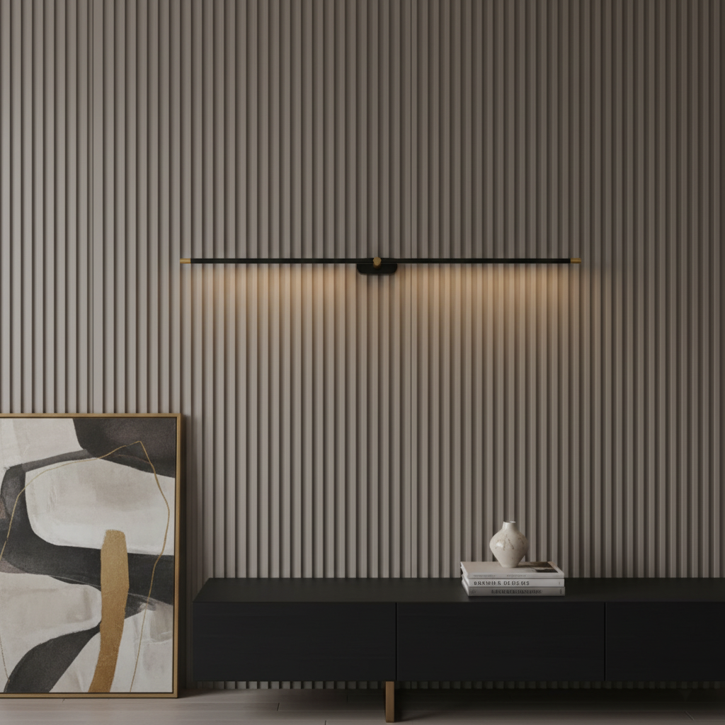 Wandleuchte in Stabform mit Metalldetails