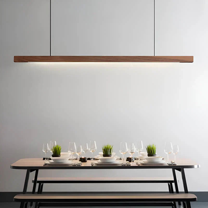 Lineare Pendelleuchte aus Holz