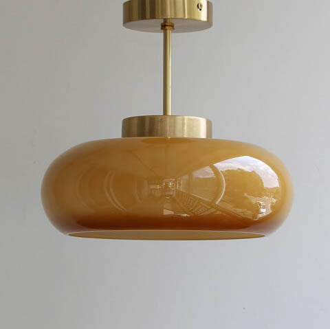 Pendelleuchte mit gelbem Glasschirm