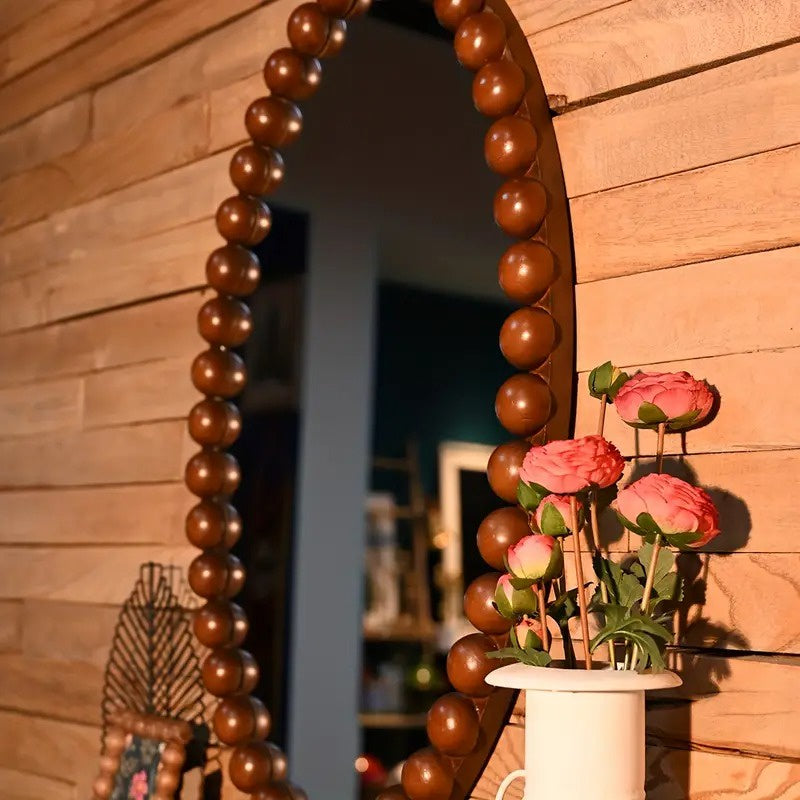 Ovaler Spiegel mit Kugelrahmen