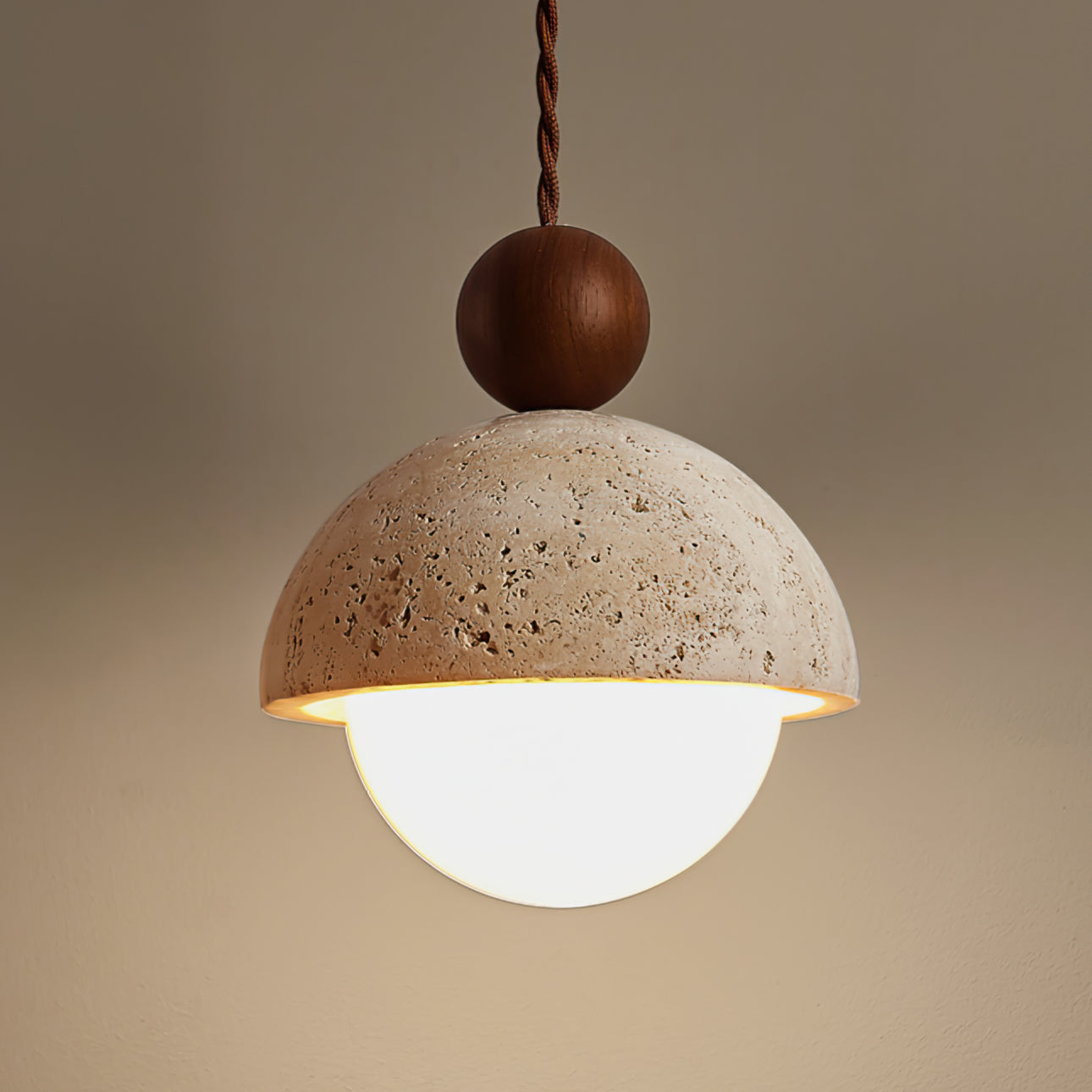 Kuppelförmige Pendelleuchte mit kugelförmiger Glühbirne