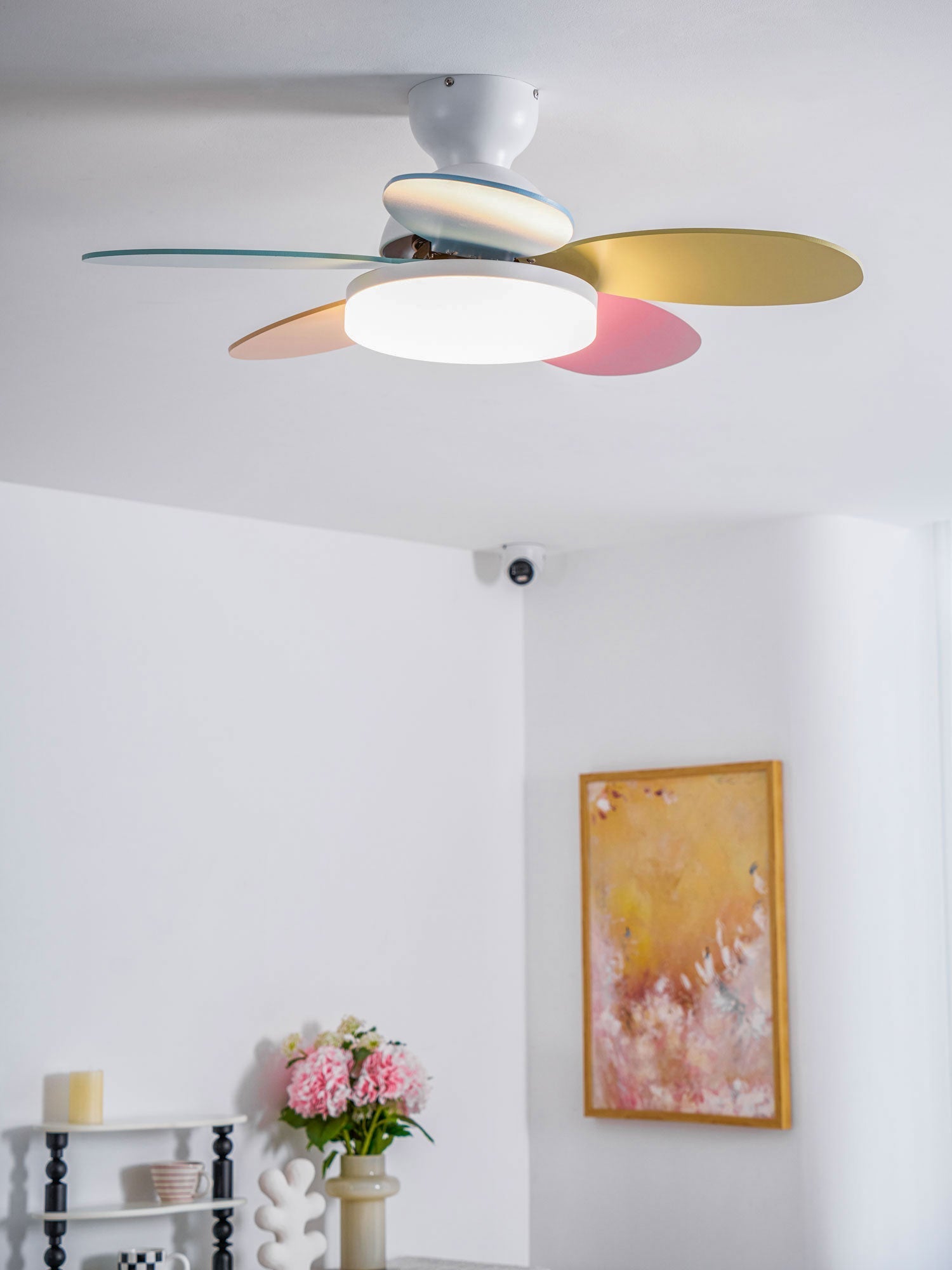 LED Deckenventilator mit blütenblattförmigen Flügeln