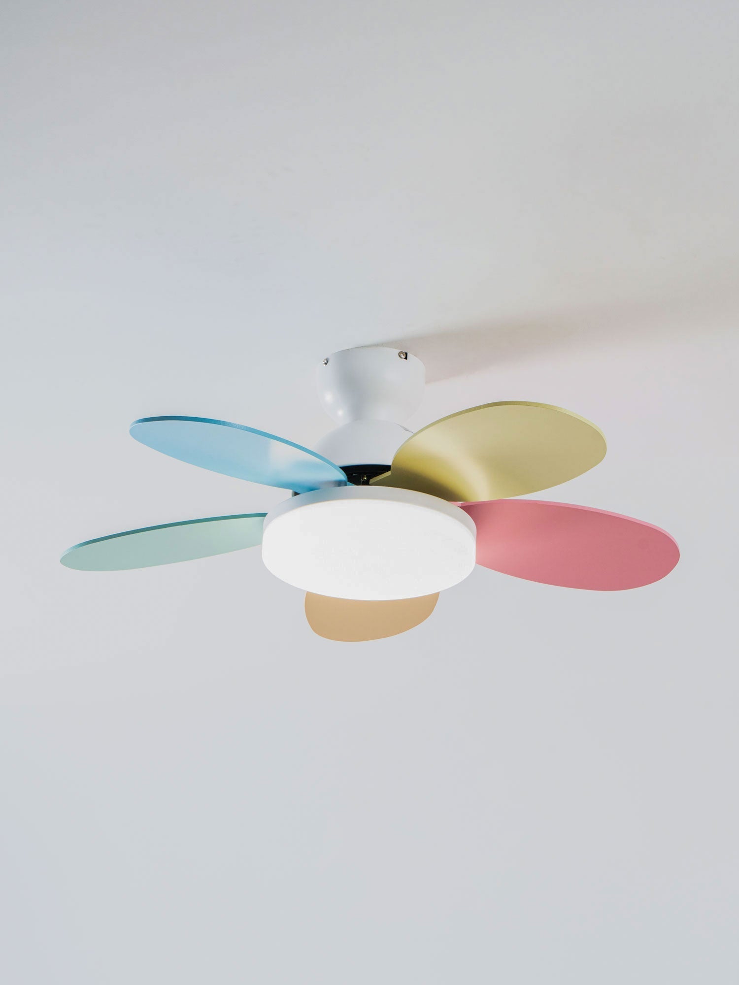 LED Deckenventilator mit blütenblattförmigen Flügeln
