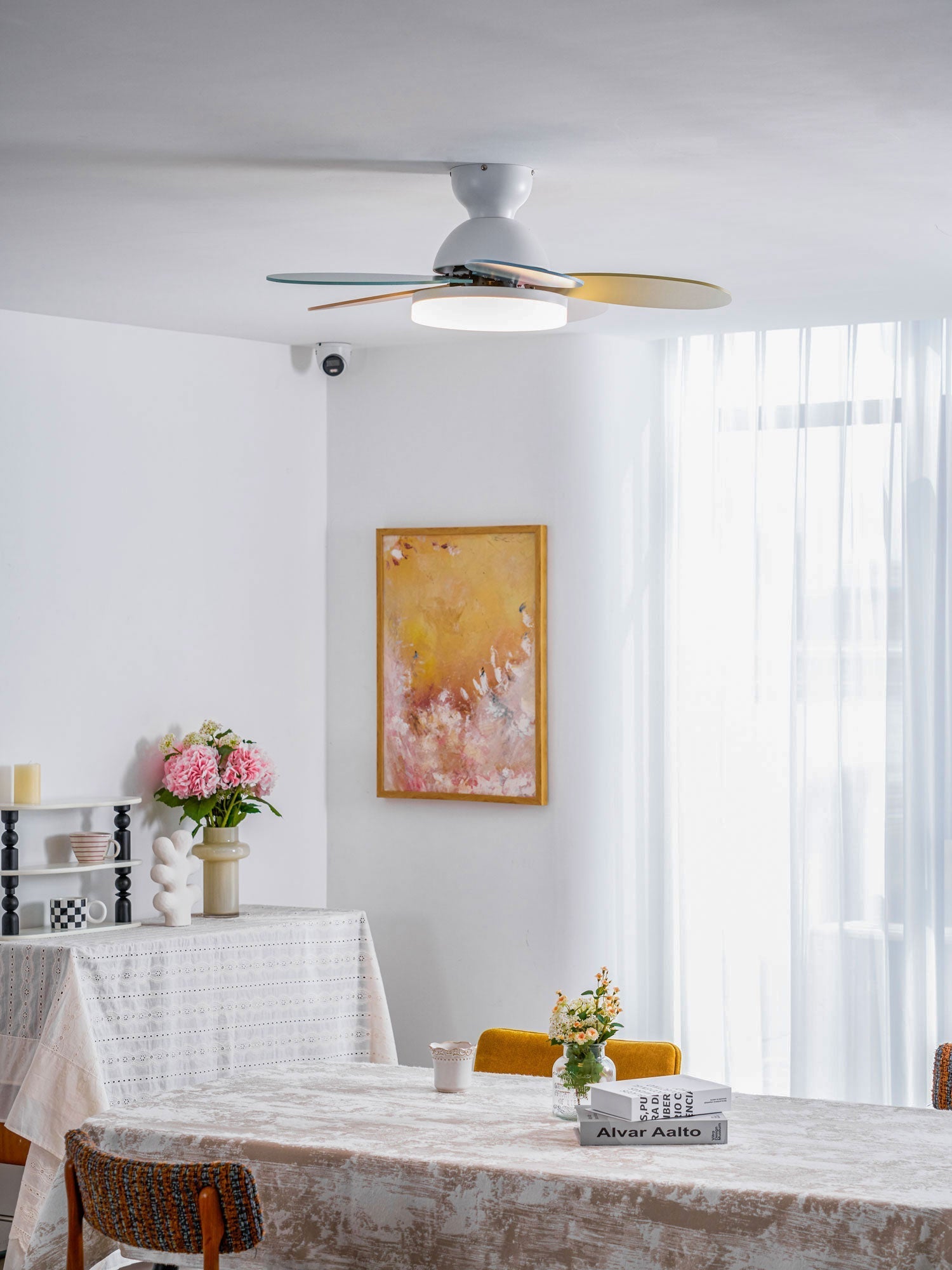 LED Deckenventilator mit blütenblattförmigen Flügeln