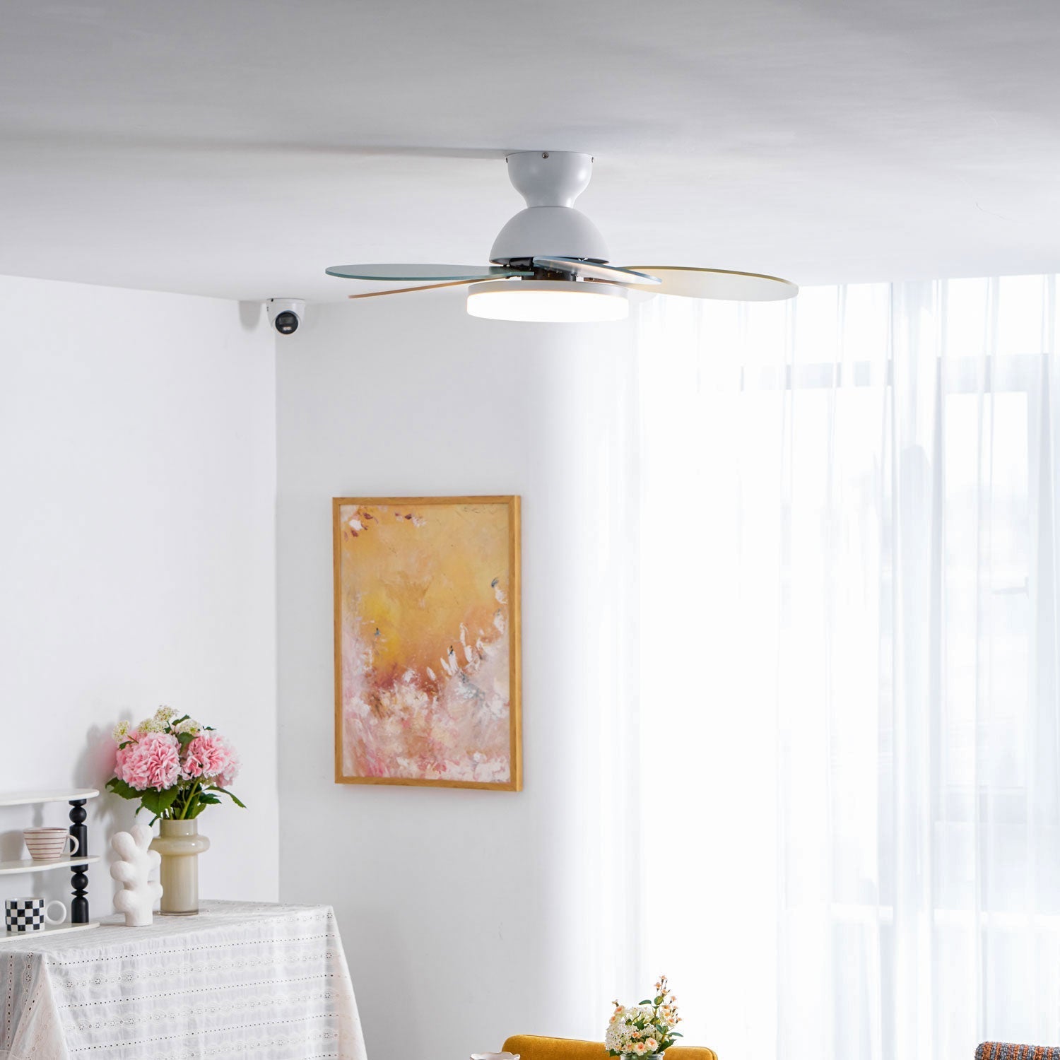 LED Deckenventilator mit blütenblattförmigen Flügeln