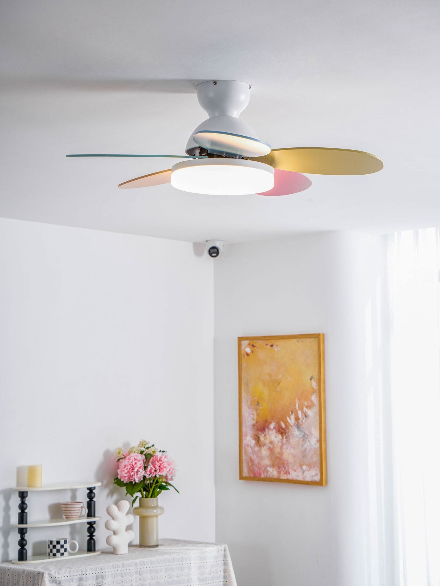 LED Deckenventilator mit blütenblattförmigen Flügeln