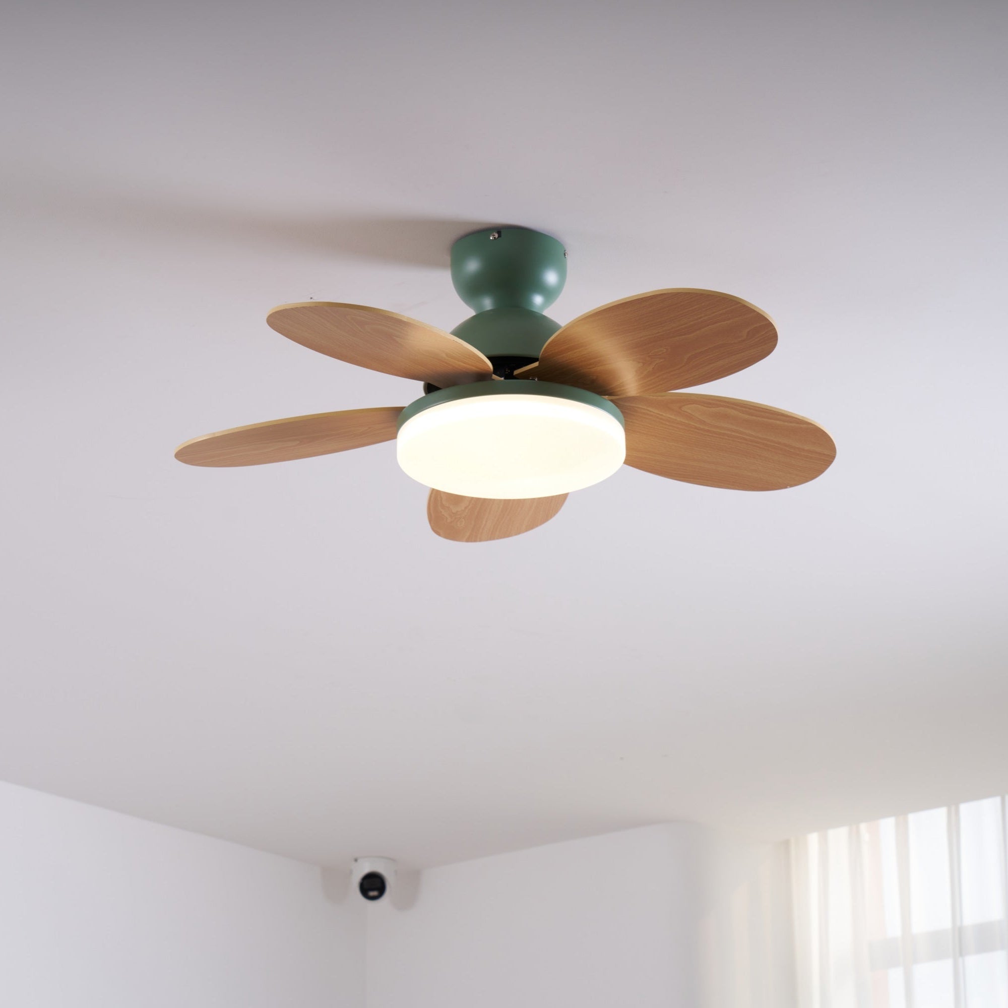 LED Deckenventilator mit blütenblattförmigen Flügeln