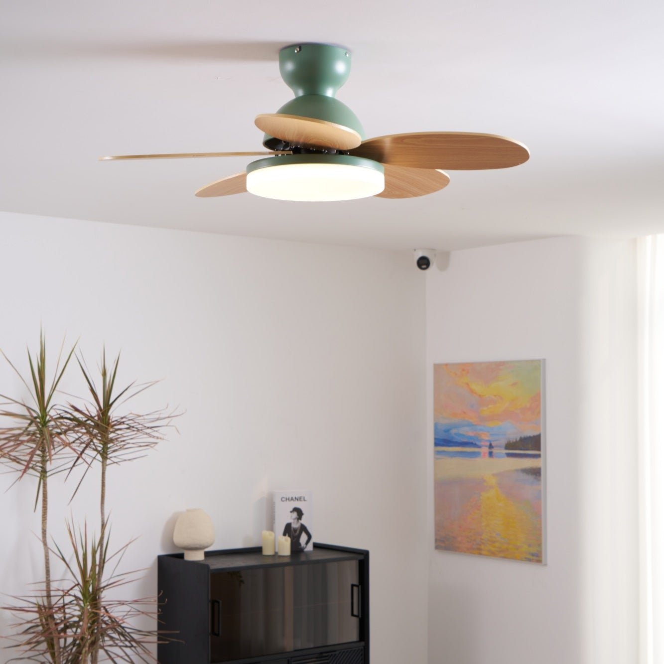 LED Deckenventilator mit blütenblattförmigen Flügeln