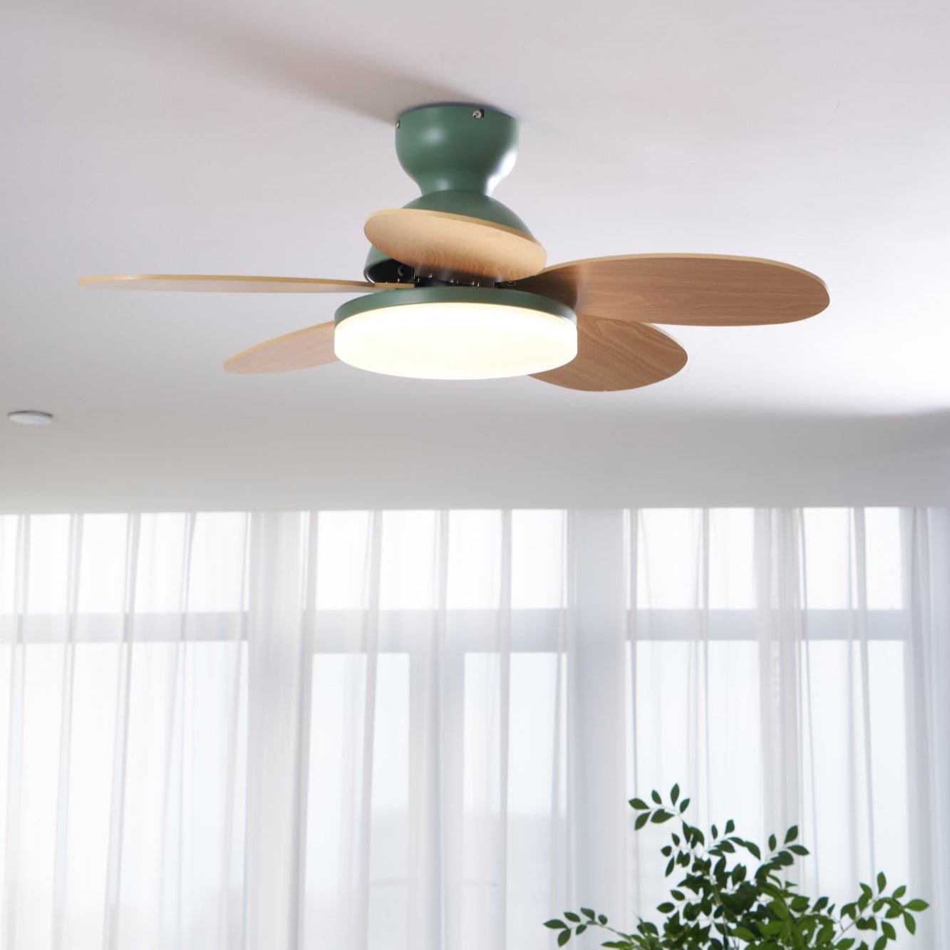 LED Deckenventilator mit blütenblattförmigen Flügeln