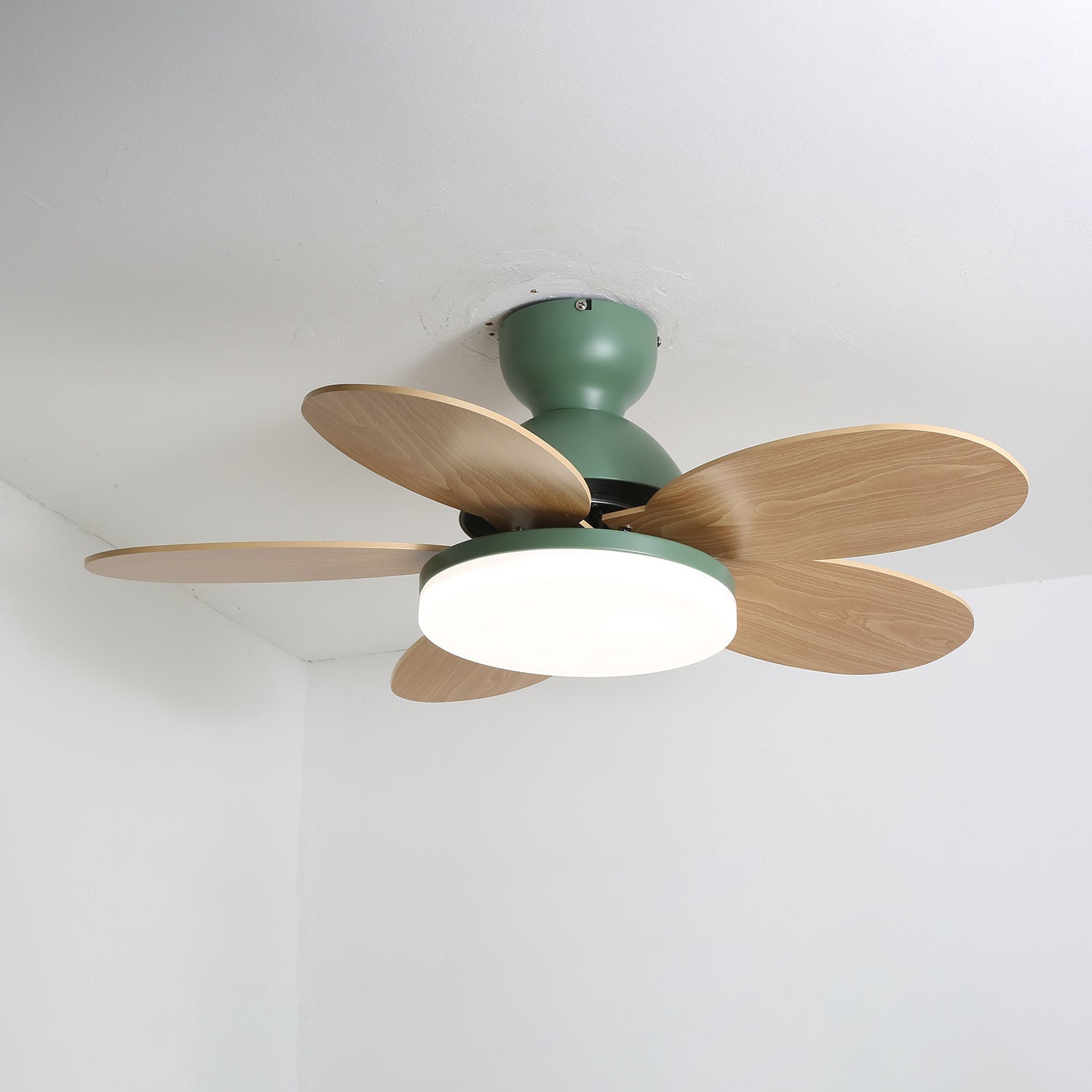 LED Deckenventilator mit blütenblattförmigen Flügeln